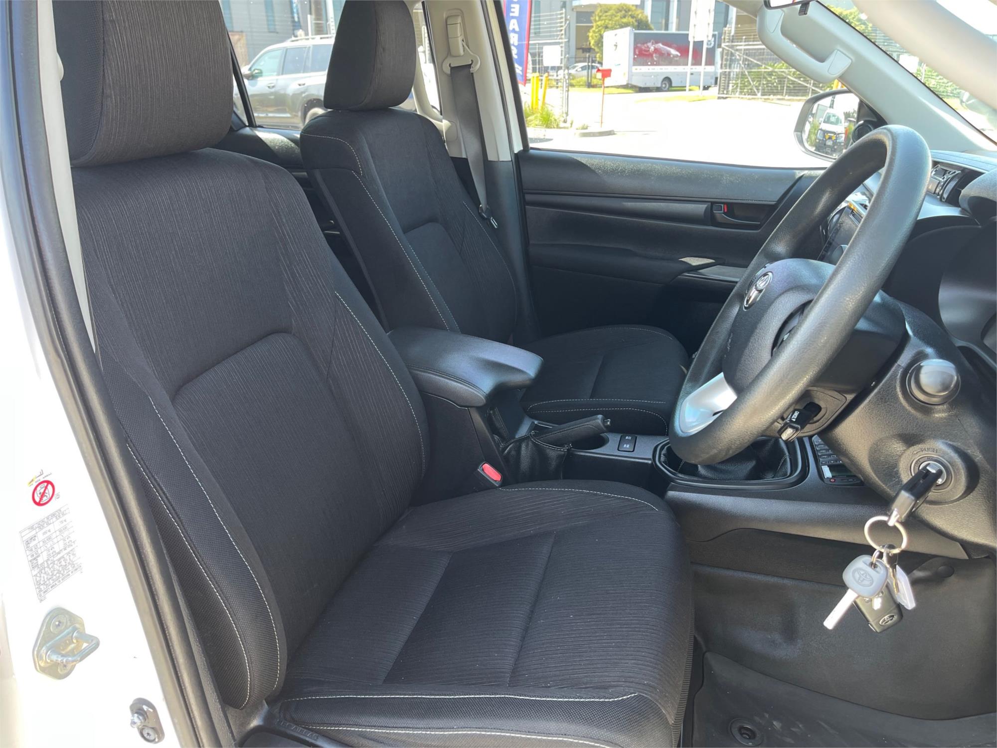 
								2018 Toyota Hilux SR full									