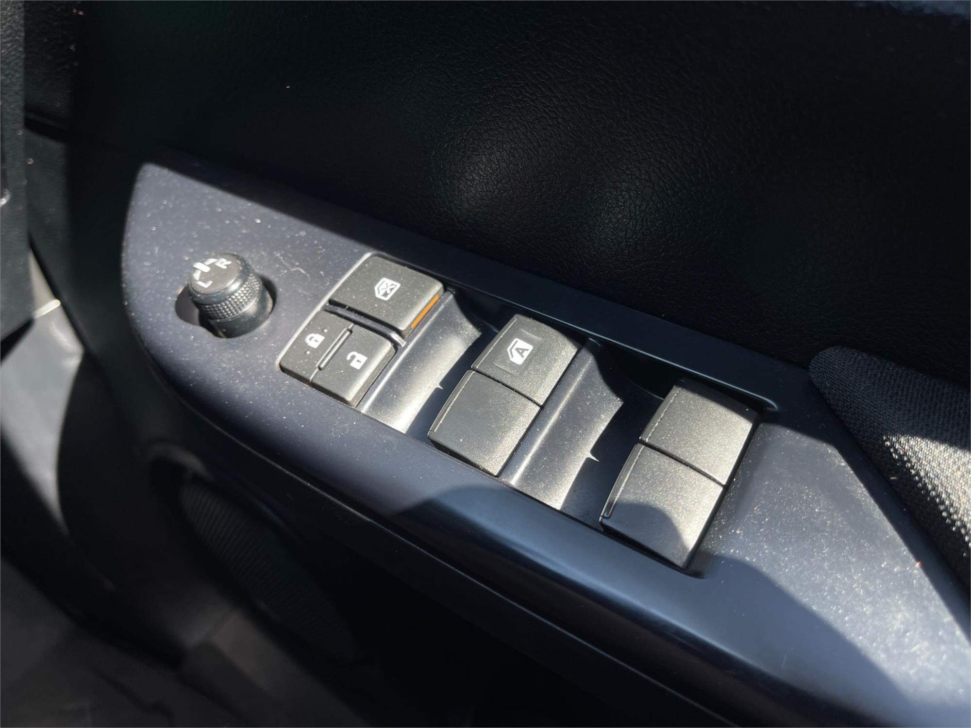 
								2018 Toyota Hilux SR full									