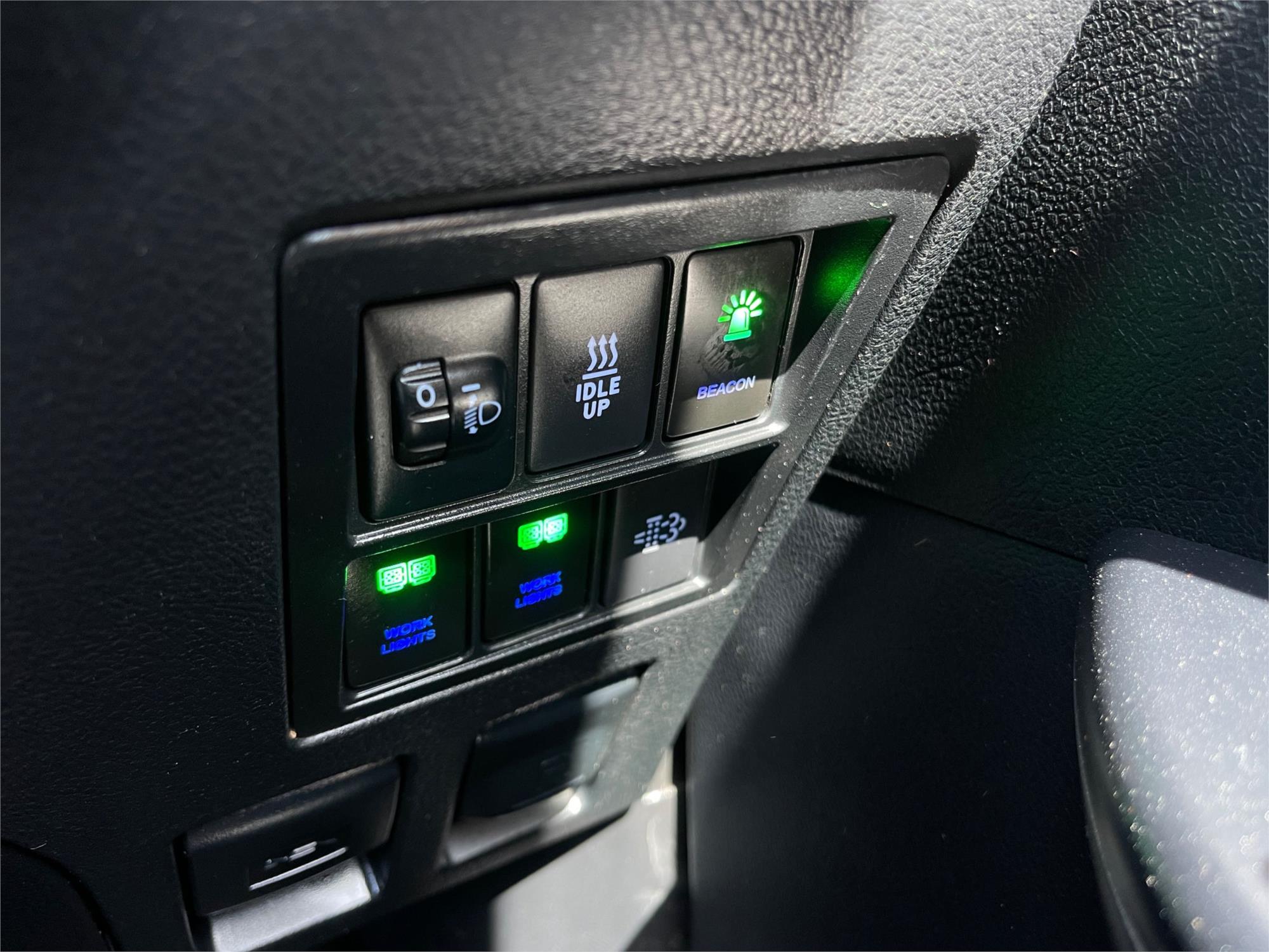 
								2018 Toyota Hilux SR full									
