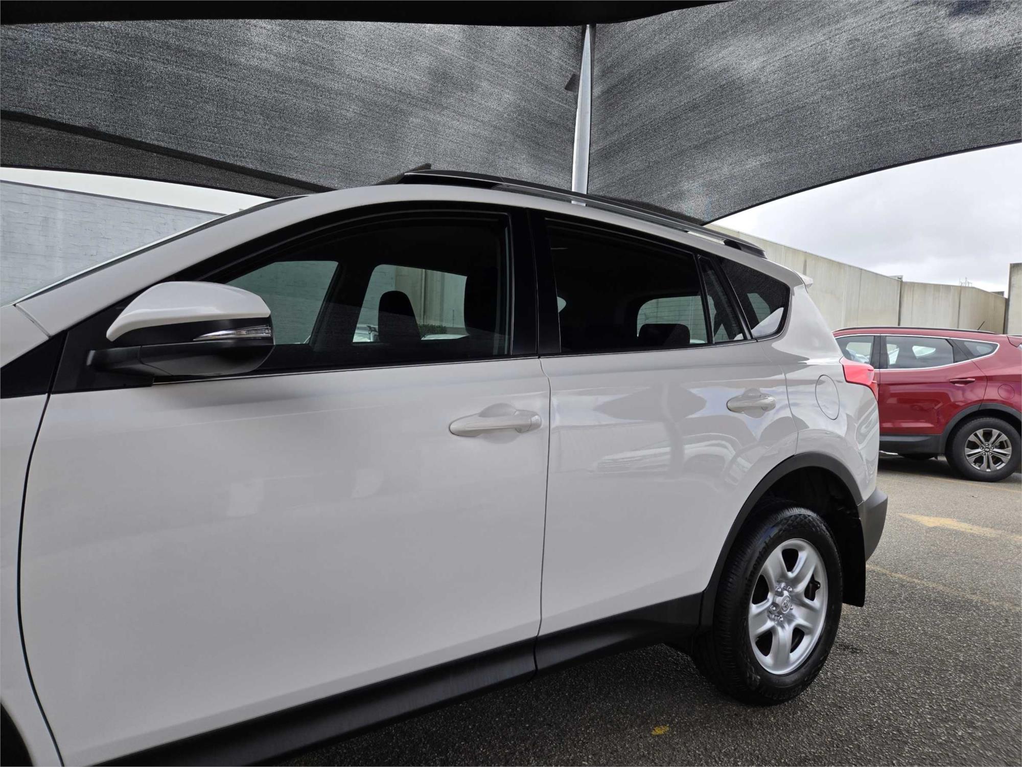 
								2014 Toyota RAV4 GX full									