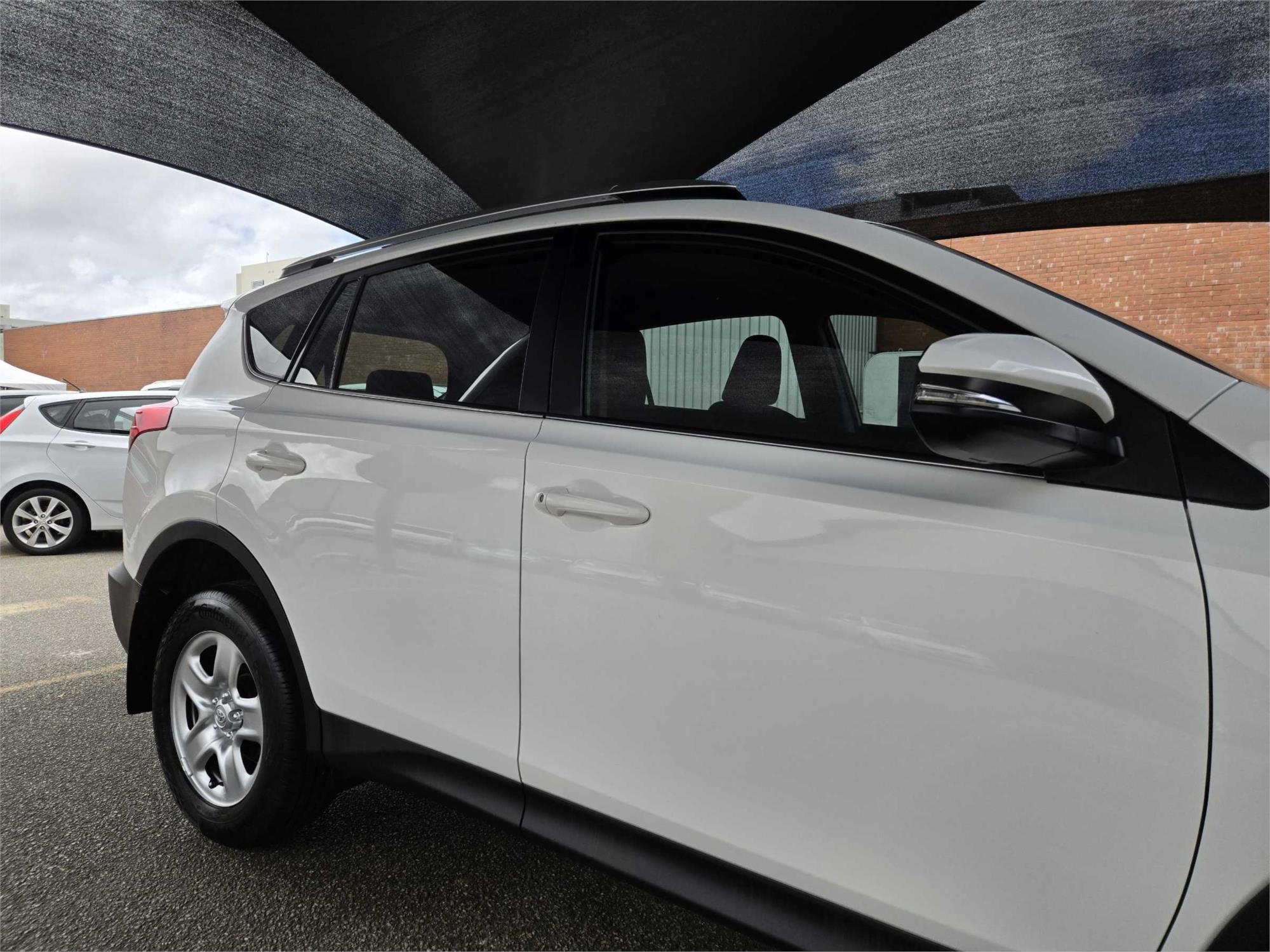 
								2014 Toyota RAV4 GX full									