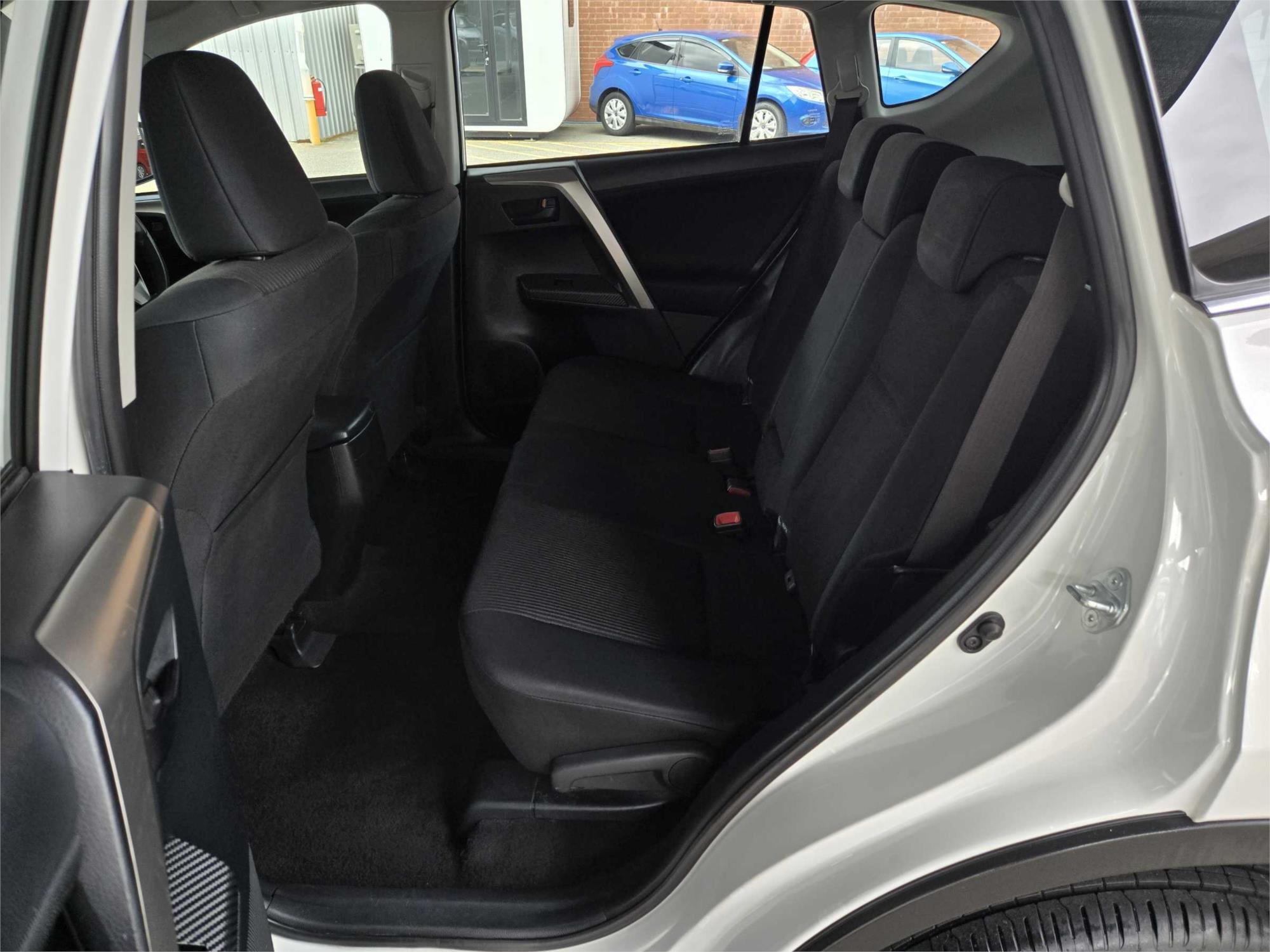 
								2014 Toyota RAV4 GX full									