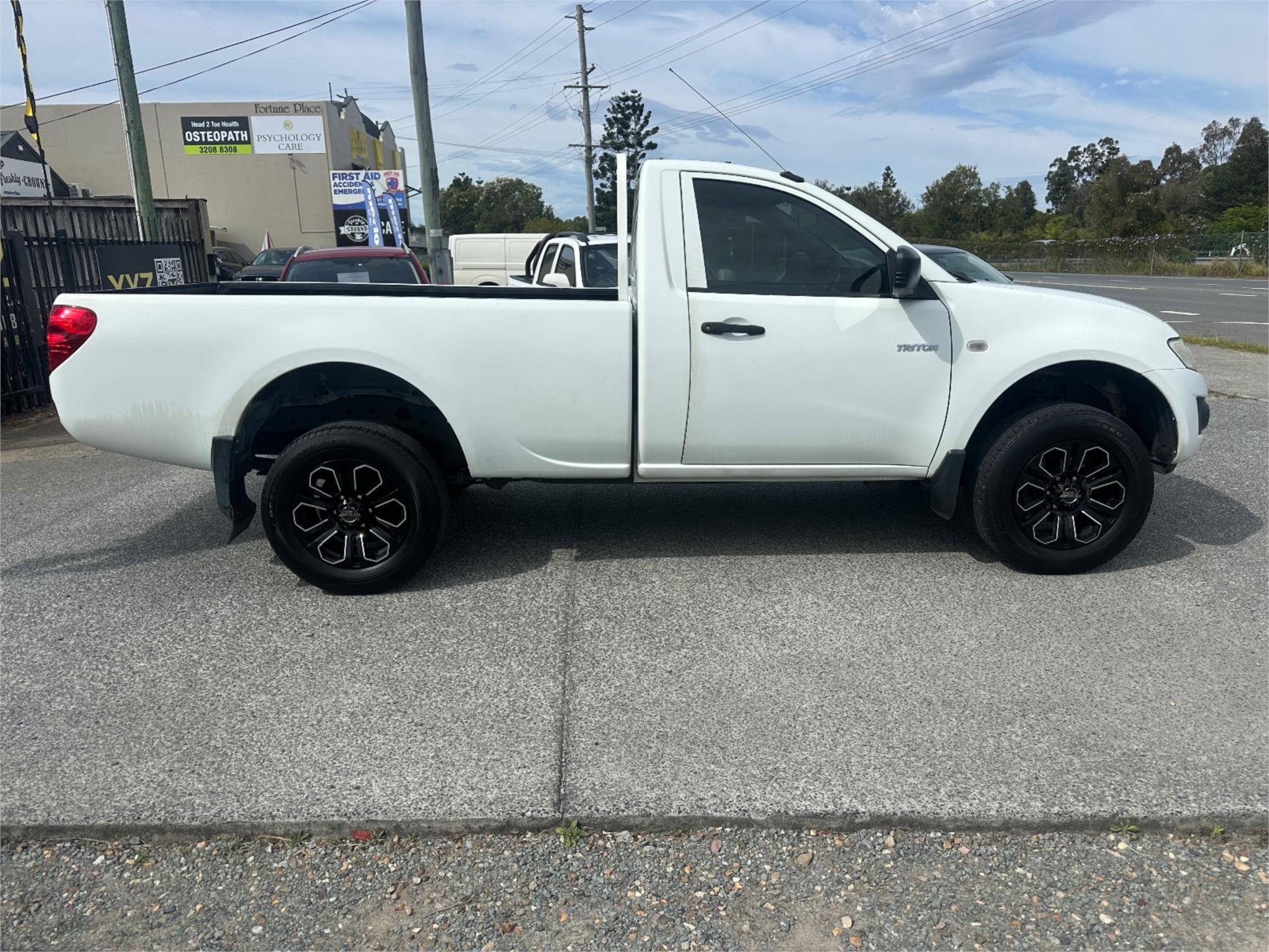 
								2012 Mitsubishi Triton GLX full									