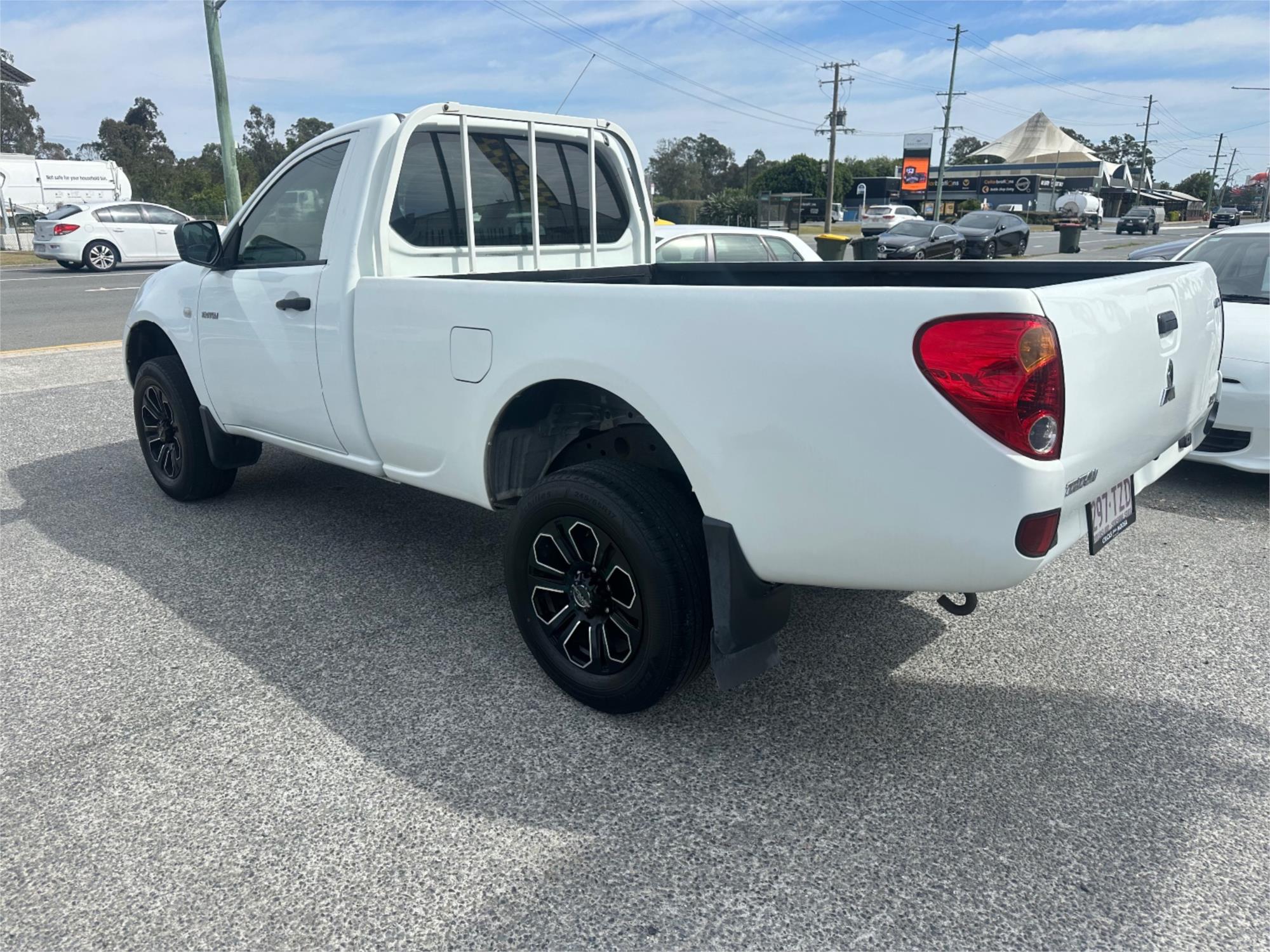 
								2012 Mitsubishi Triton GLX full									
