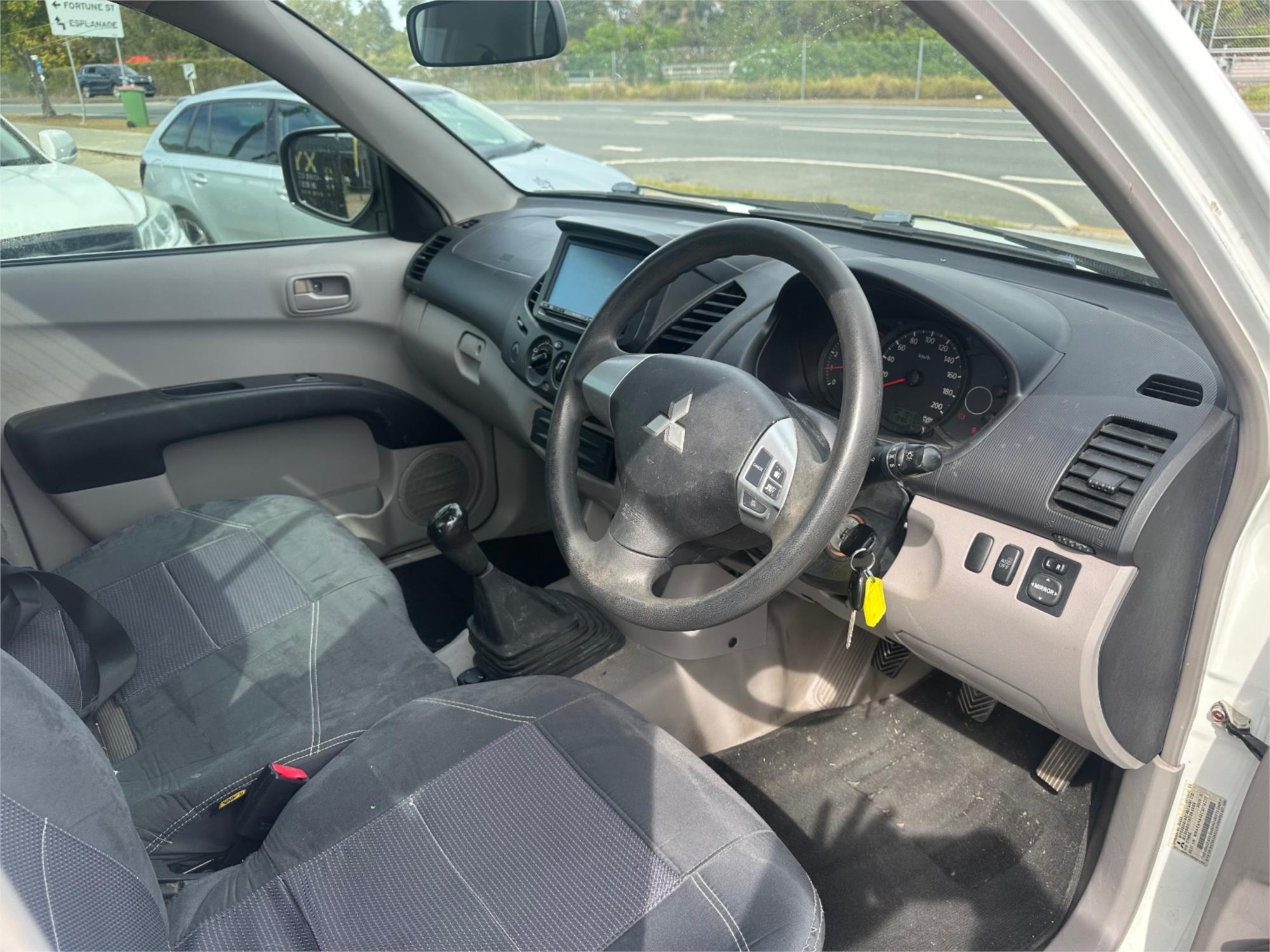 
								2012 Mitsubishi Triton GLX full									