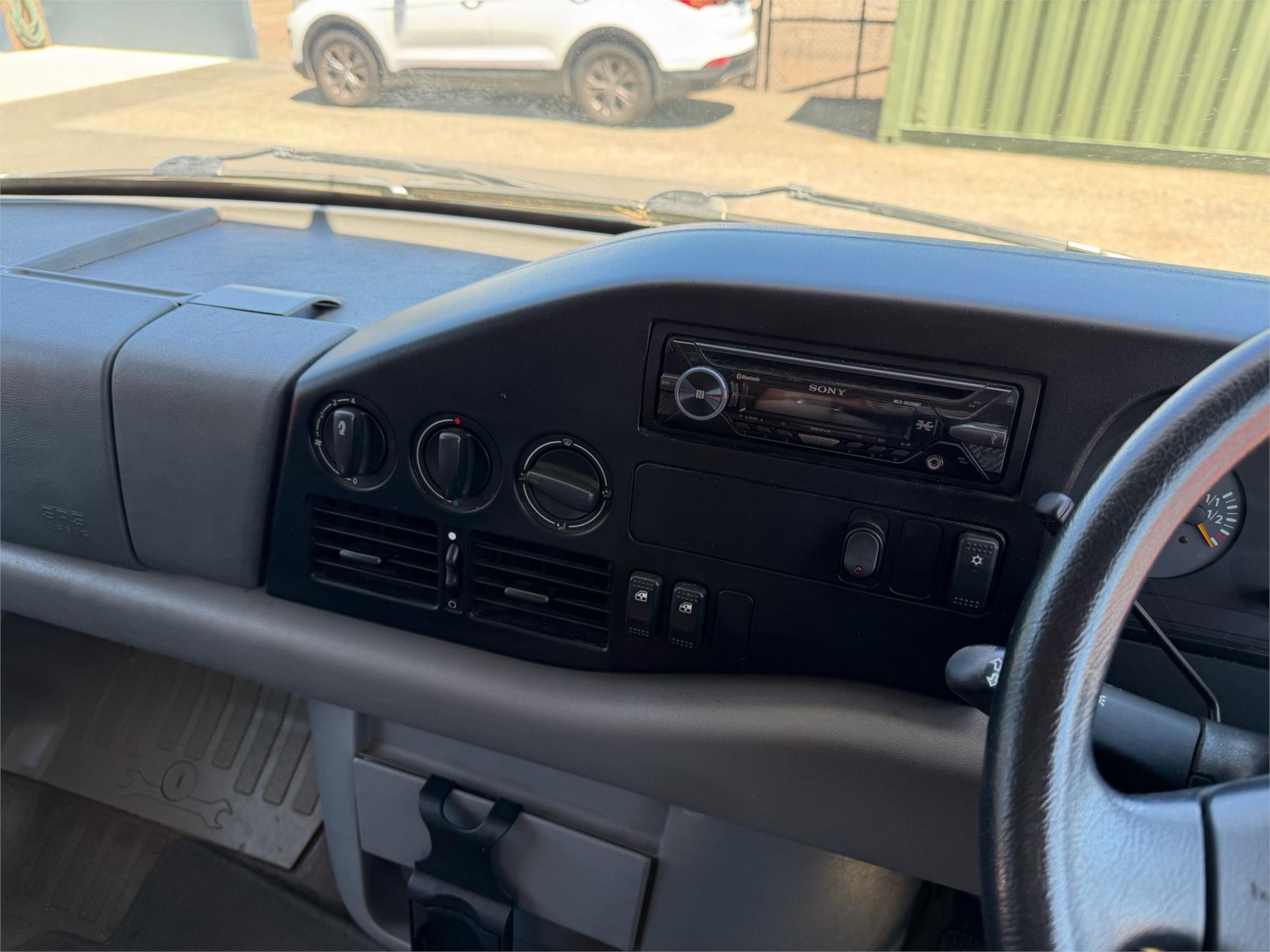 
								2006 VW LT46 full									
