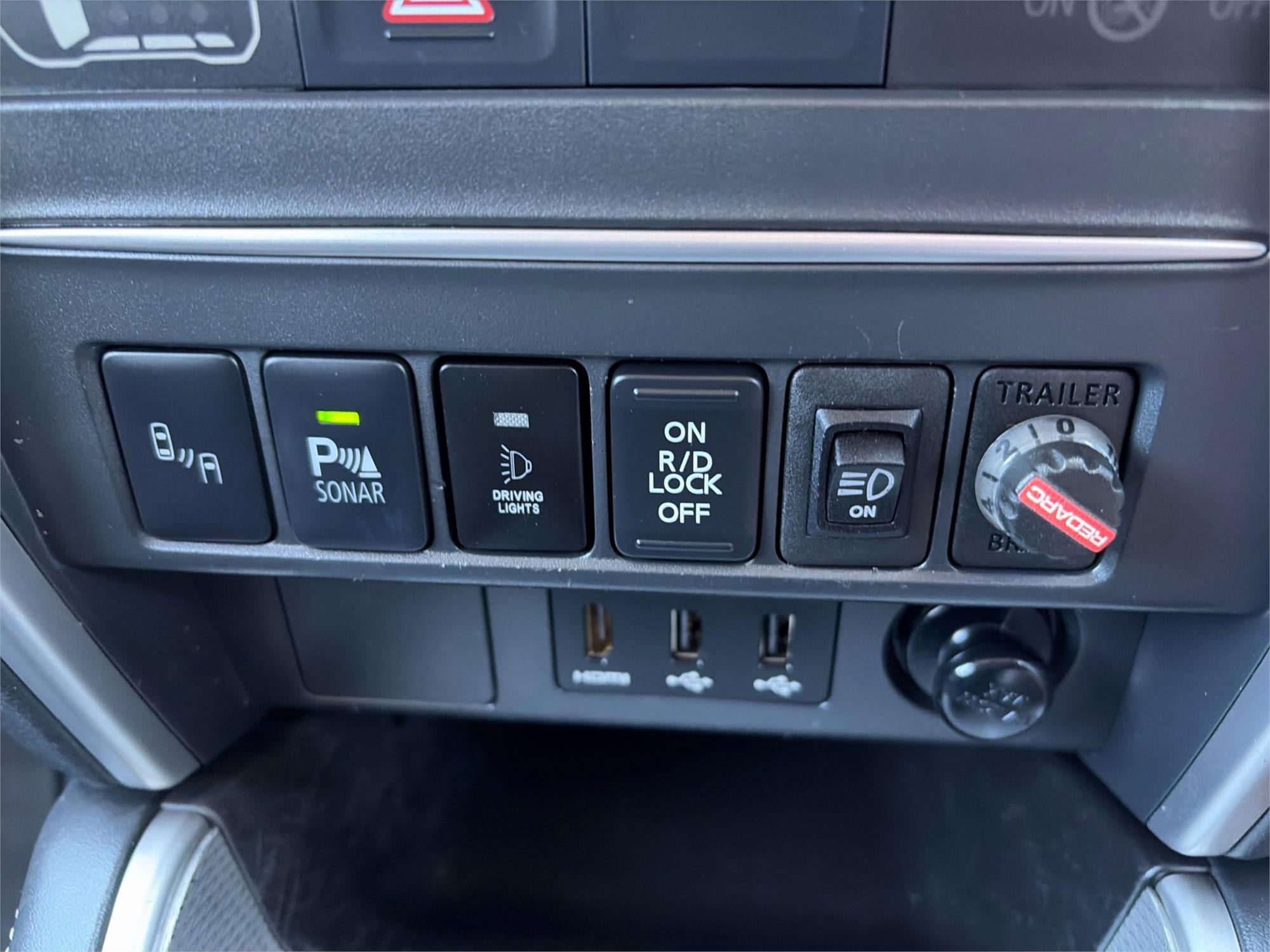 
								2019 Mitsubishi Triton GLS full									