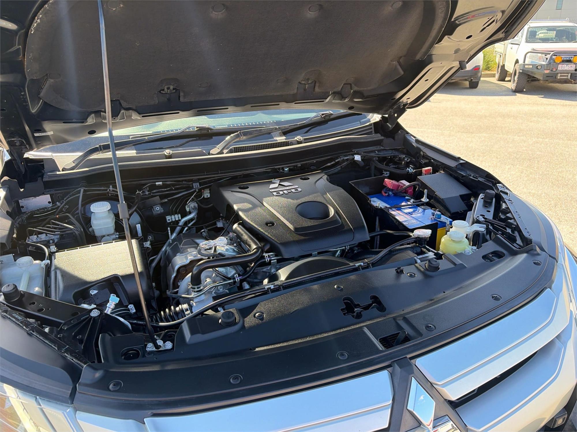 
								2019 Mitsubishi Triton GLS full									