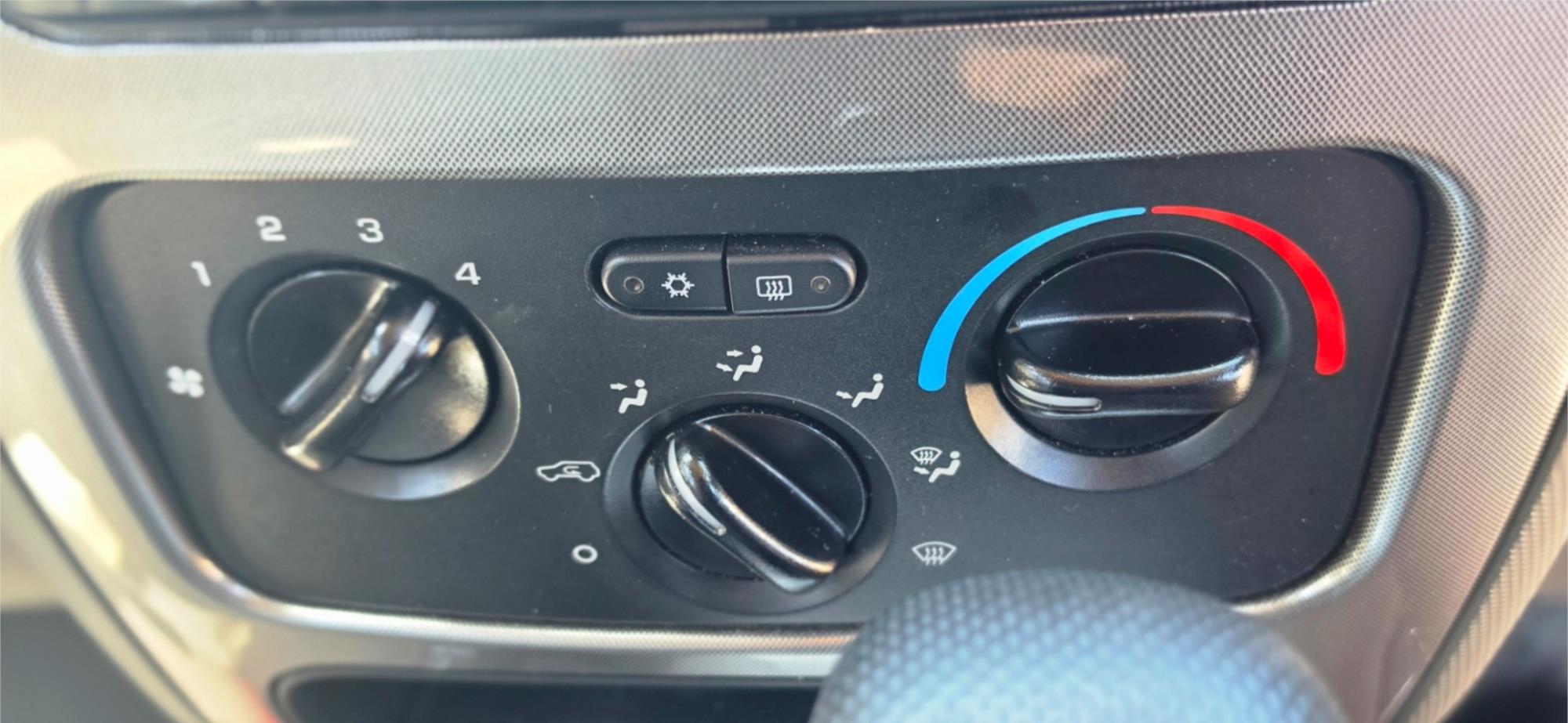 
								2007 Jeep Cherokee Sport full									