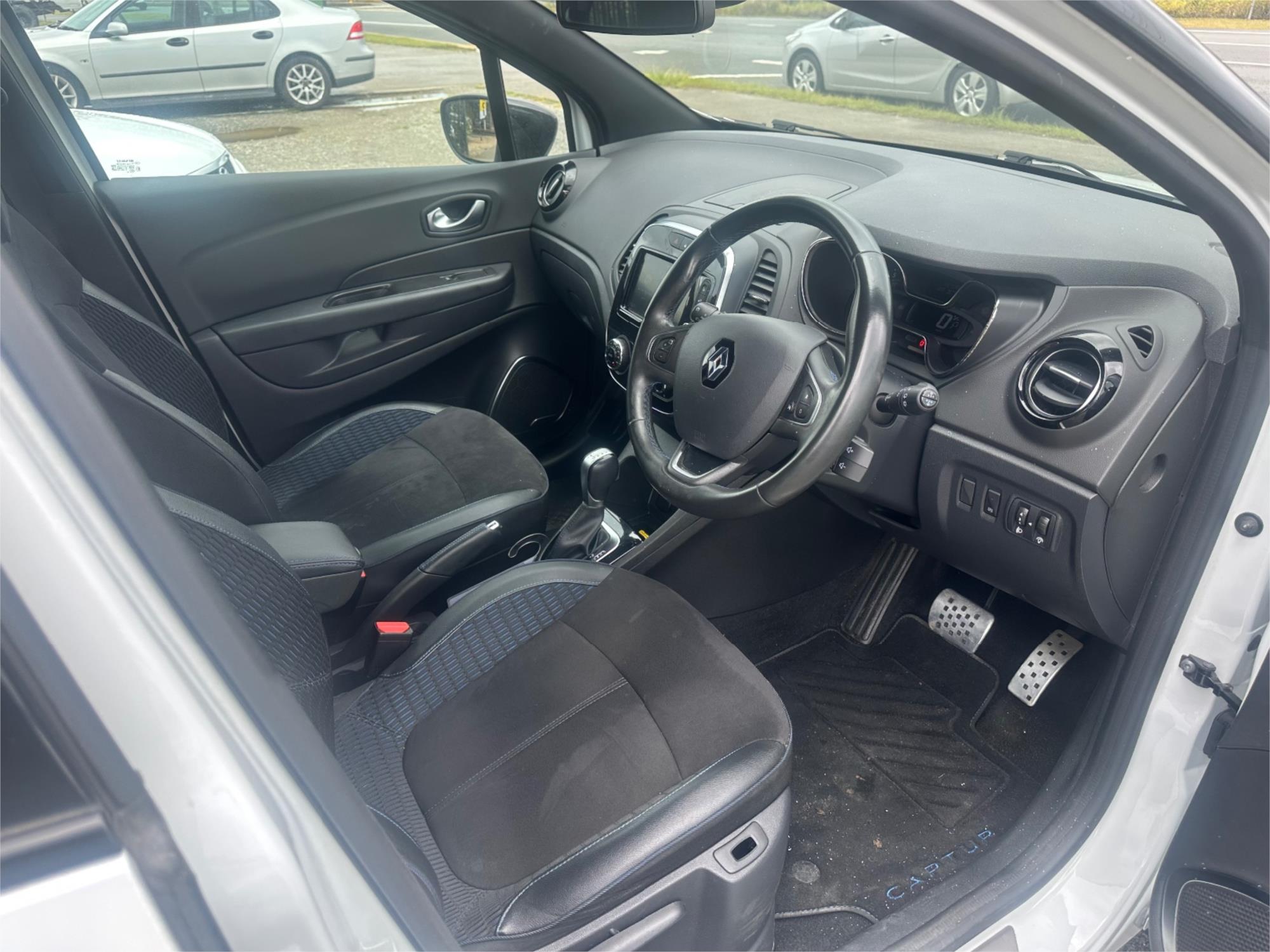 
								2019 Renault Captur Intens full									