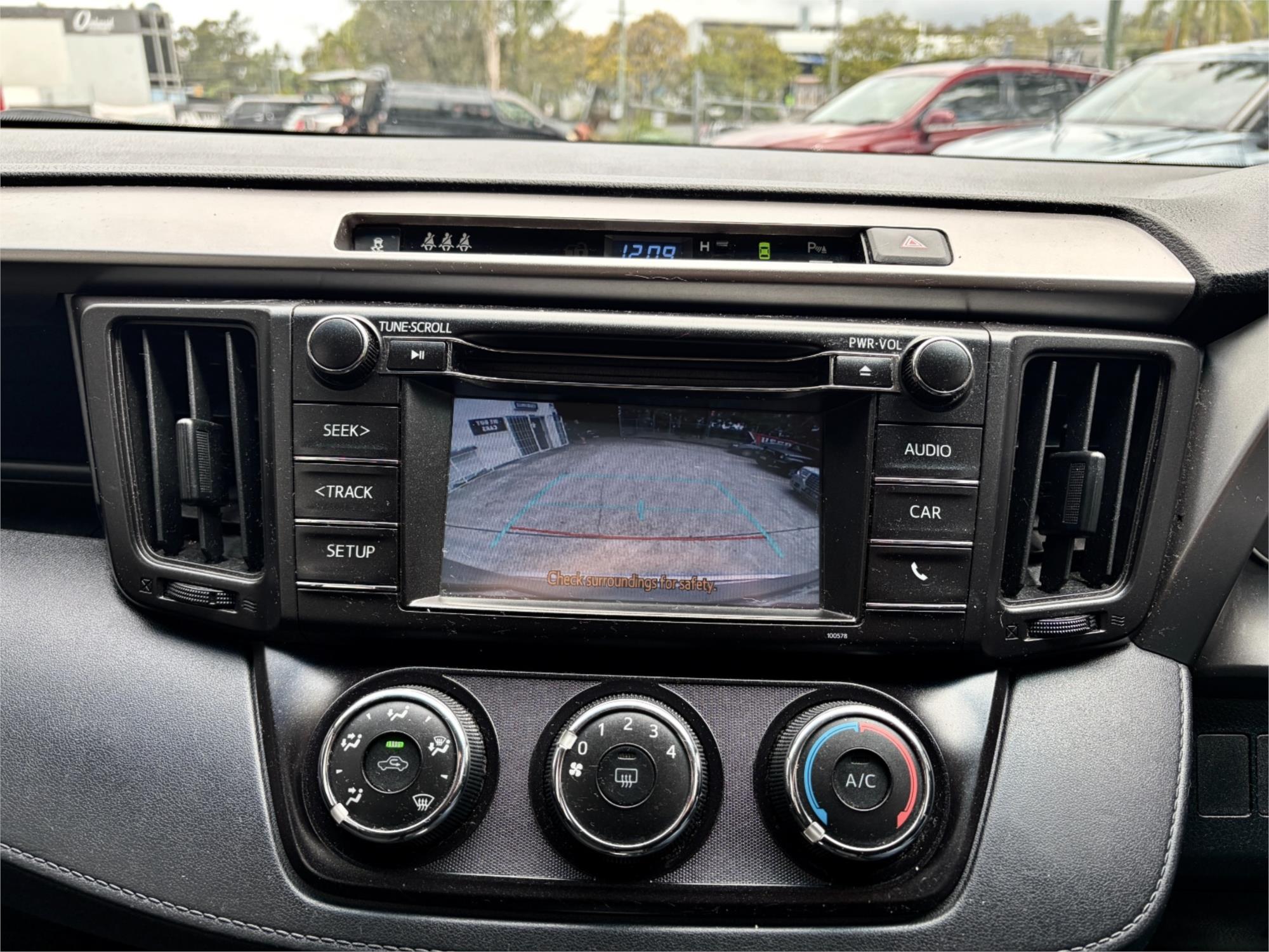 
								2016 Toyota RAV4 GX full									