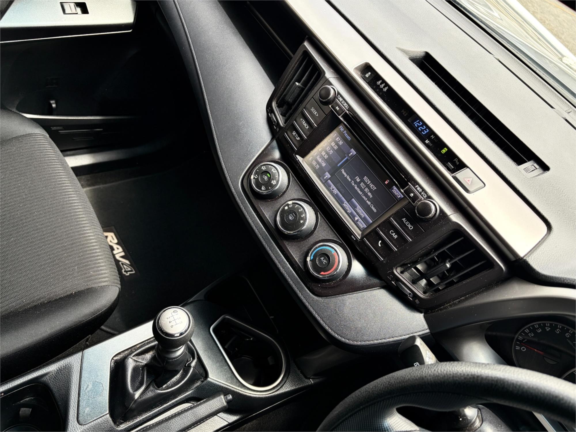 
								2016 Toyota RAV4 GX full									