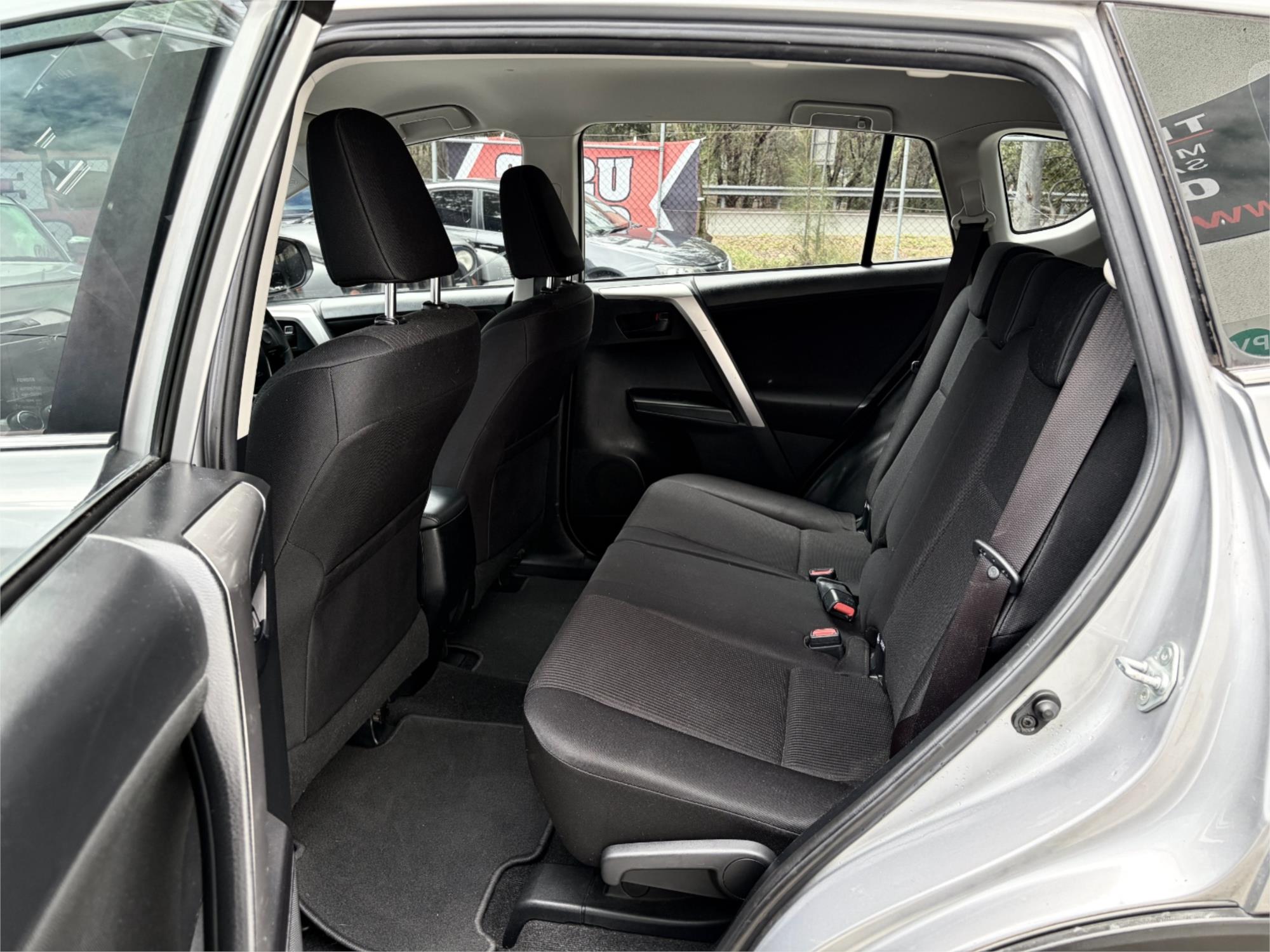 
								2016 Toyota RAV4 GX full									
