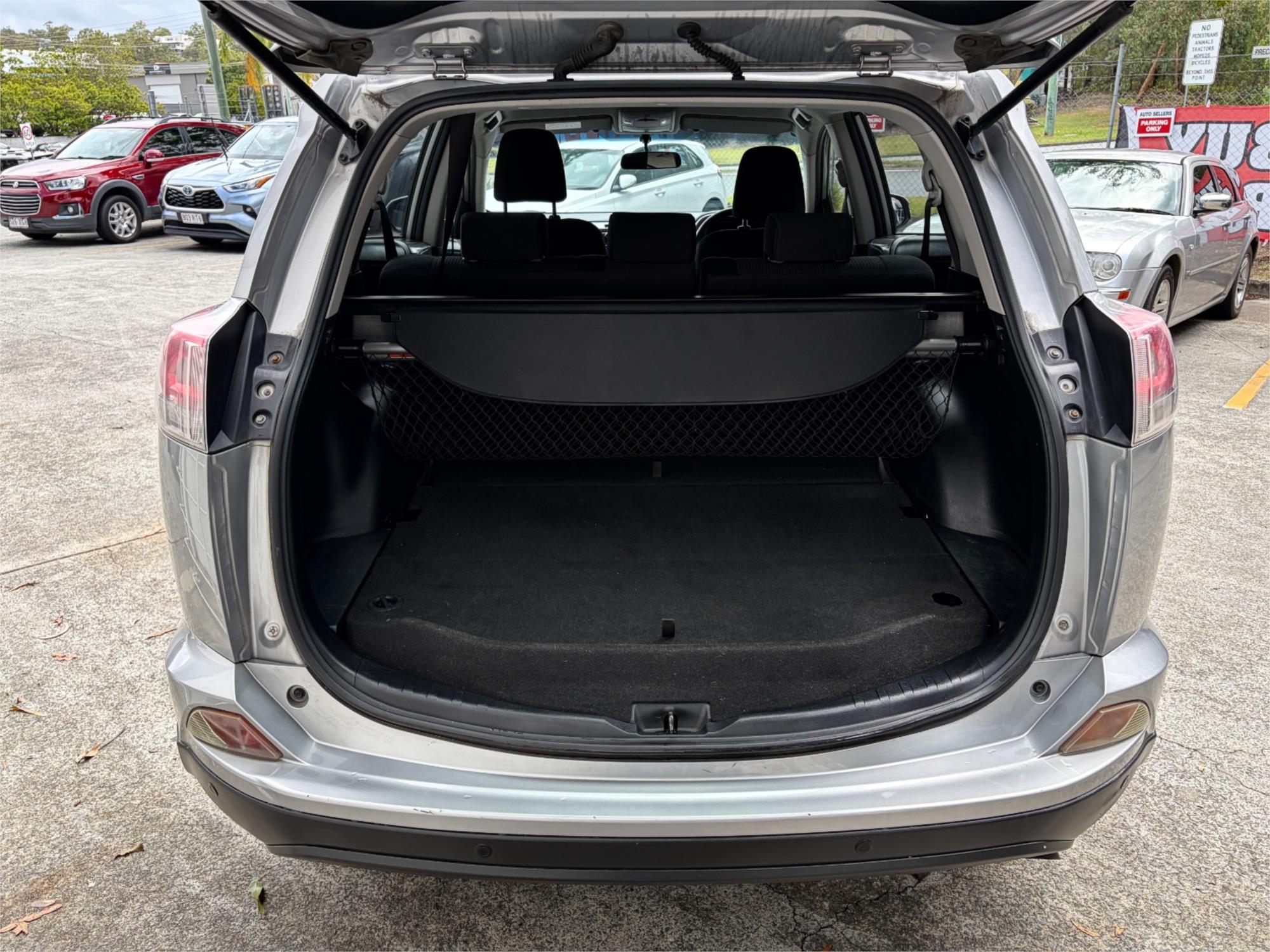 
								2016 Toyota RAV4 GX full									