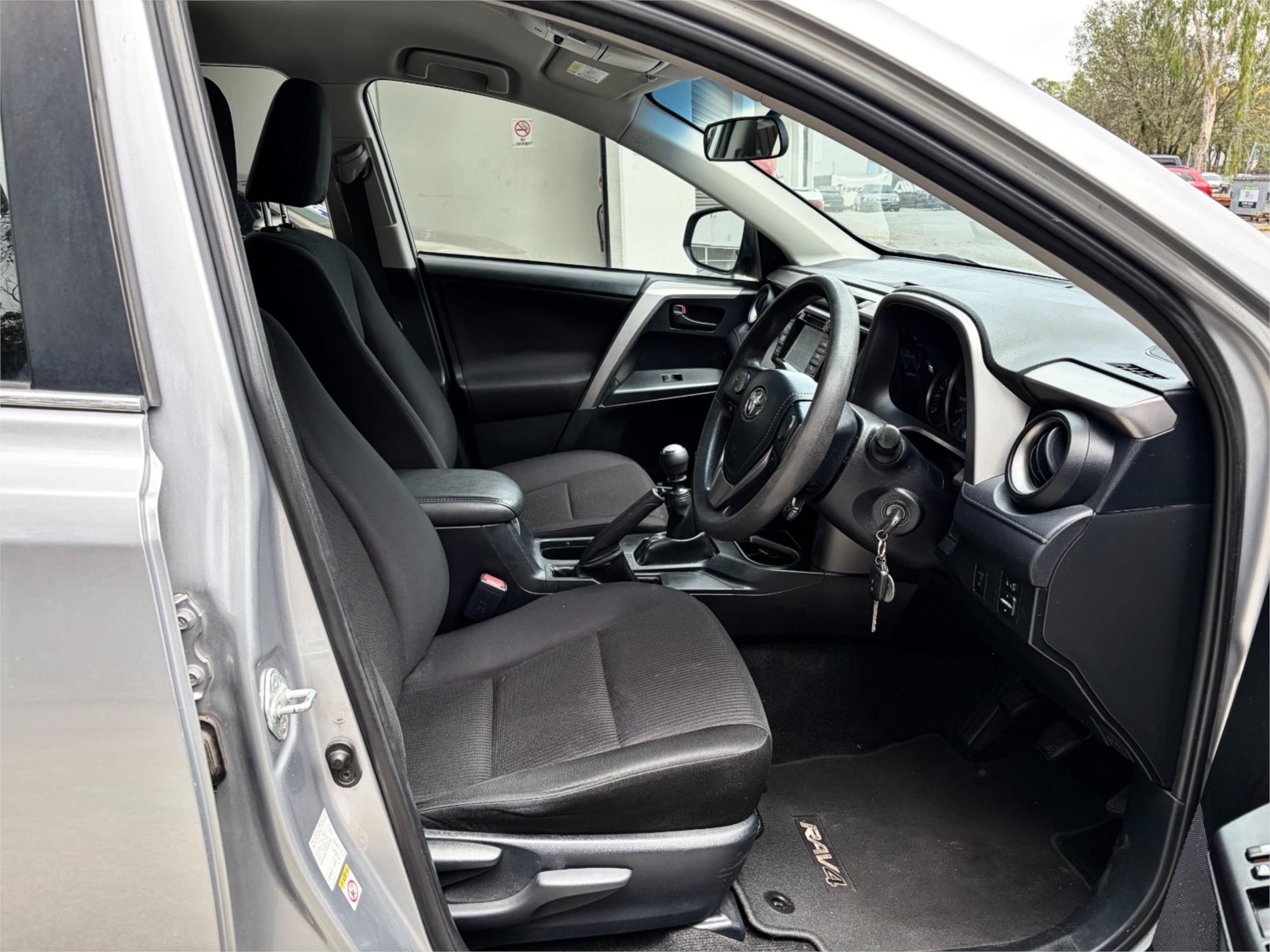 
								2016 Toyota RAV4 GX full									