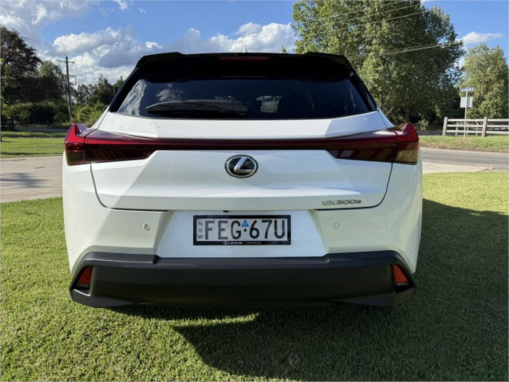 
								2023 LEXUS UX300E LUXURY full									