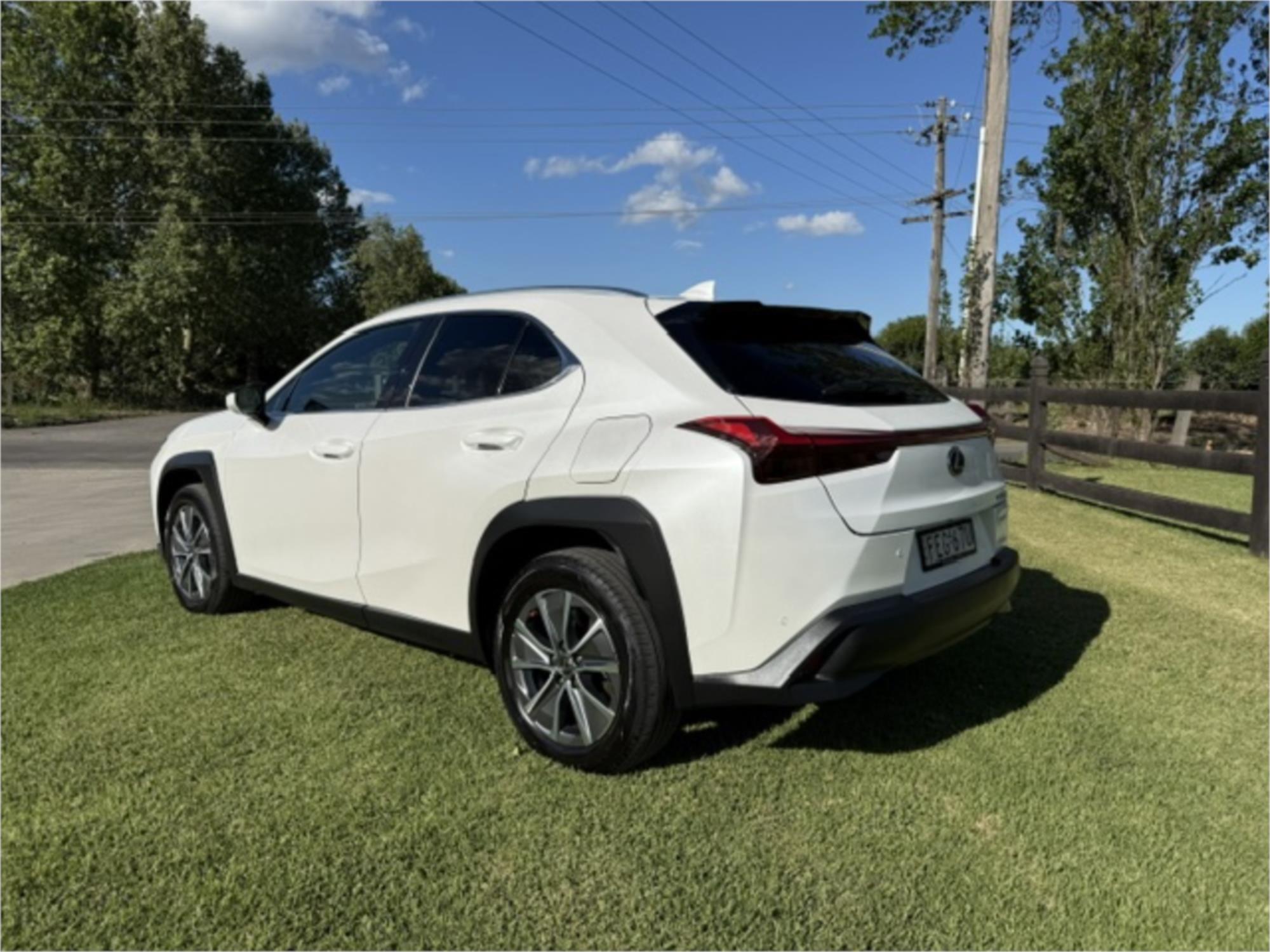 
								2023 LEXUS UX300E LUXURY full									