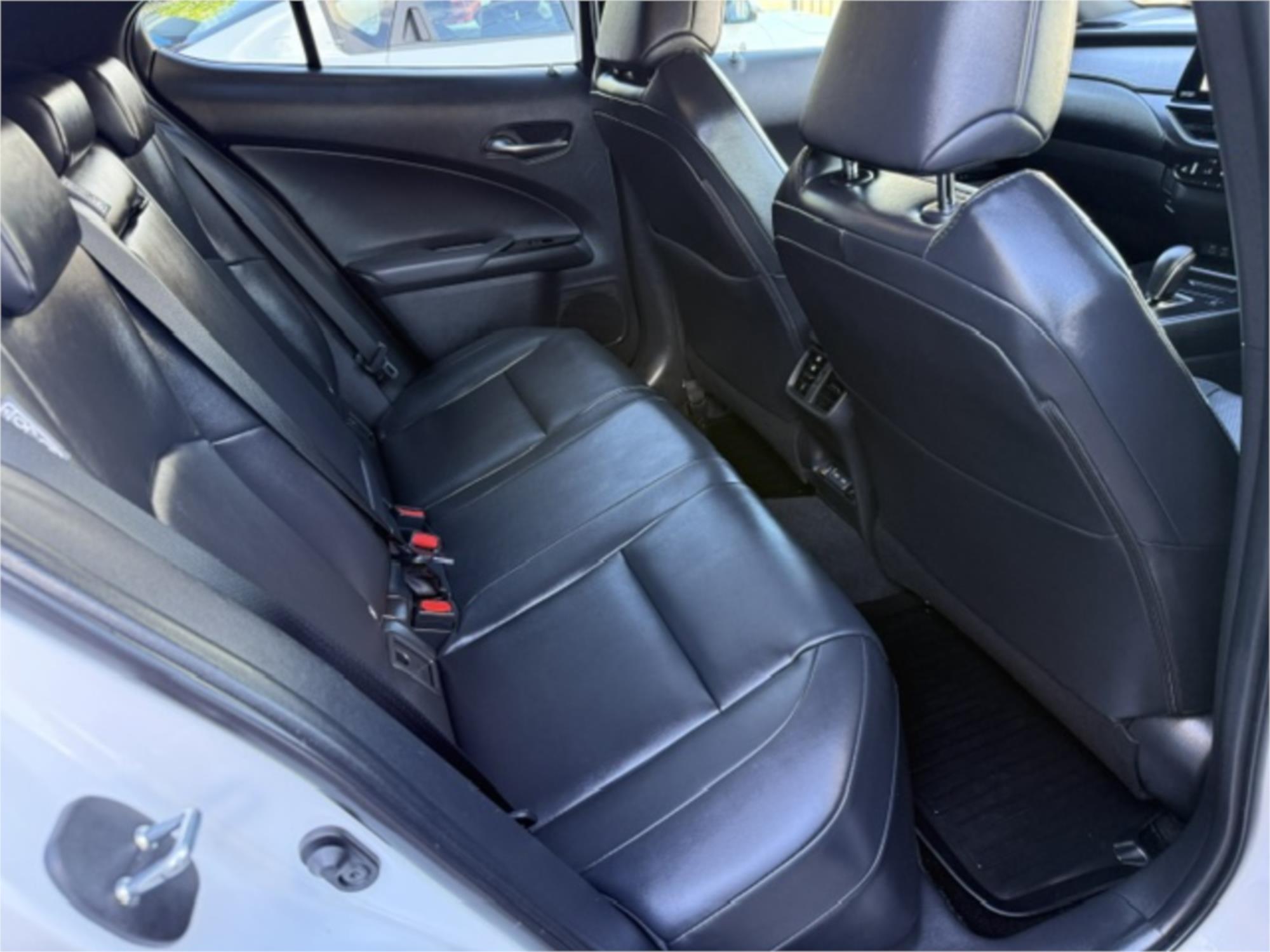 
								2023 LEXUS UX300E LUXURY full									