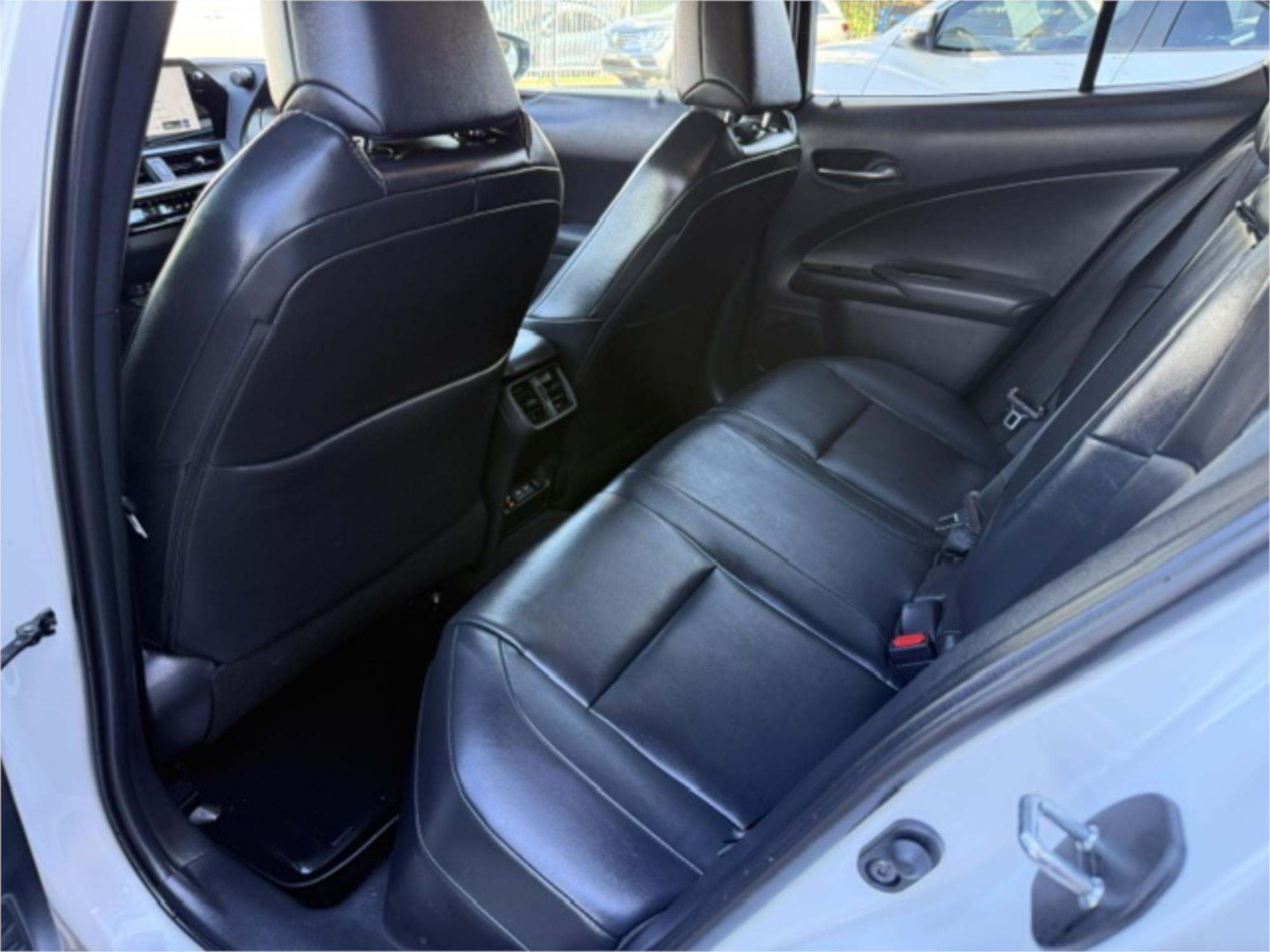 
								2023 LEXUS UX300E LUXURY full									
