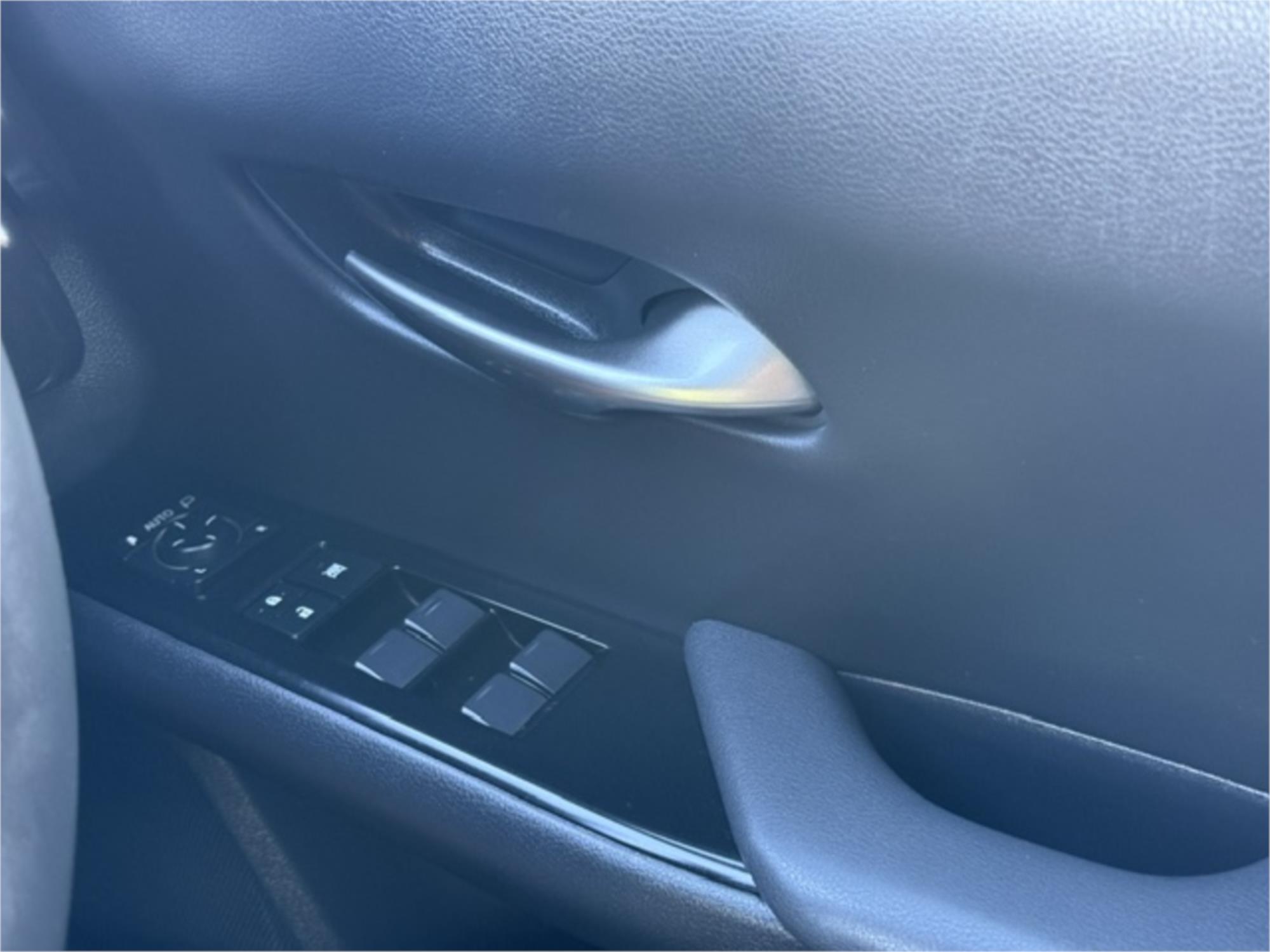 
								2023 LEXUS UX300E LUXURY full									