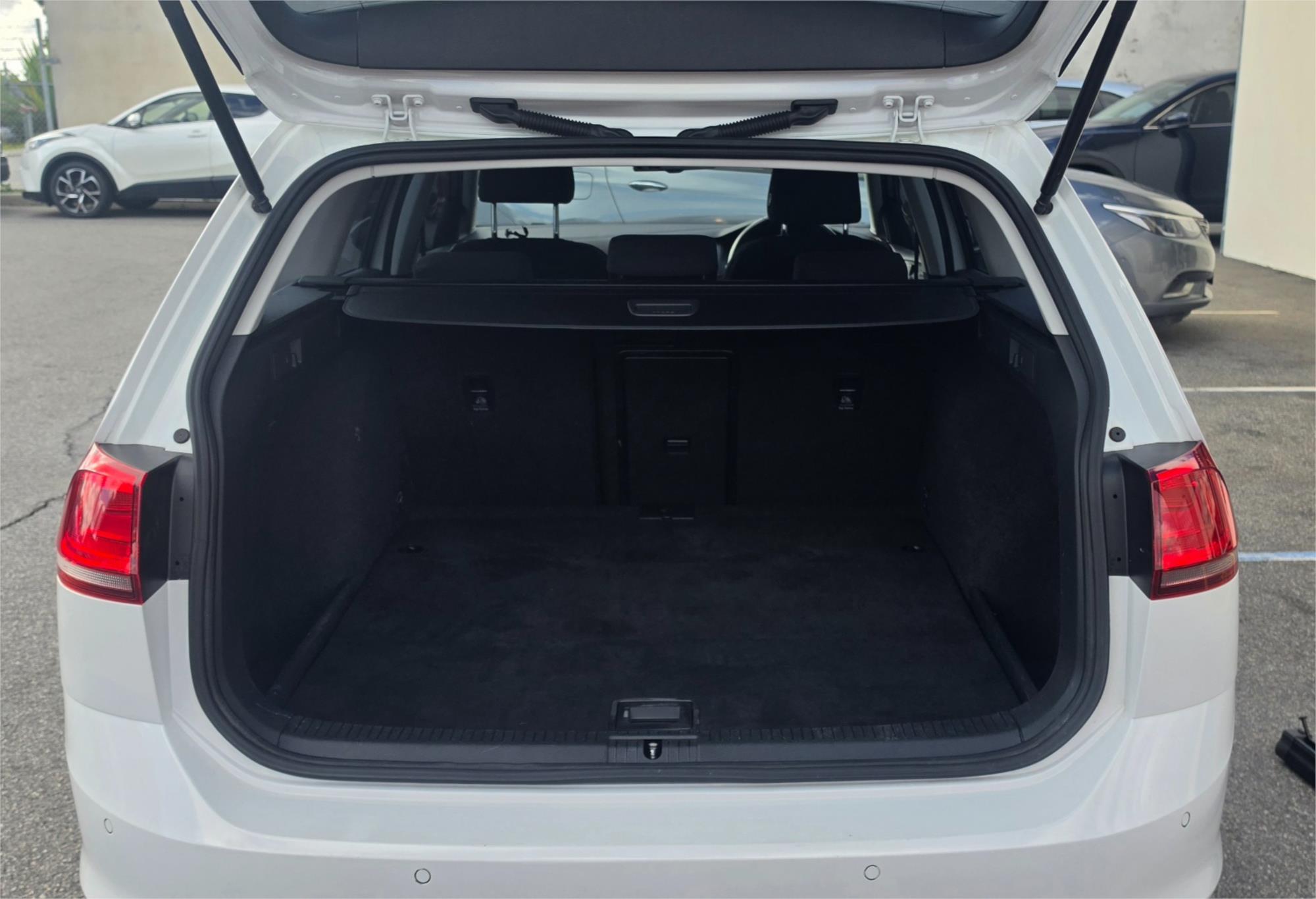 
								2014 Volkswagen Golf 90TSI full									