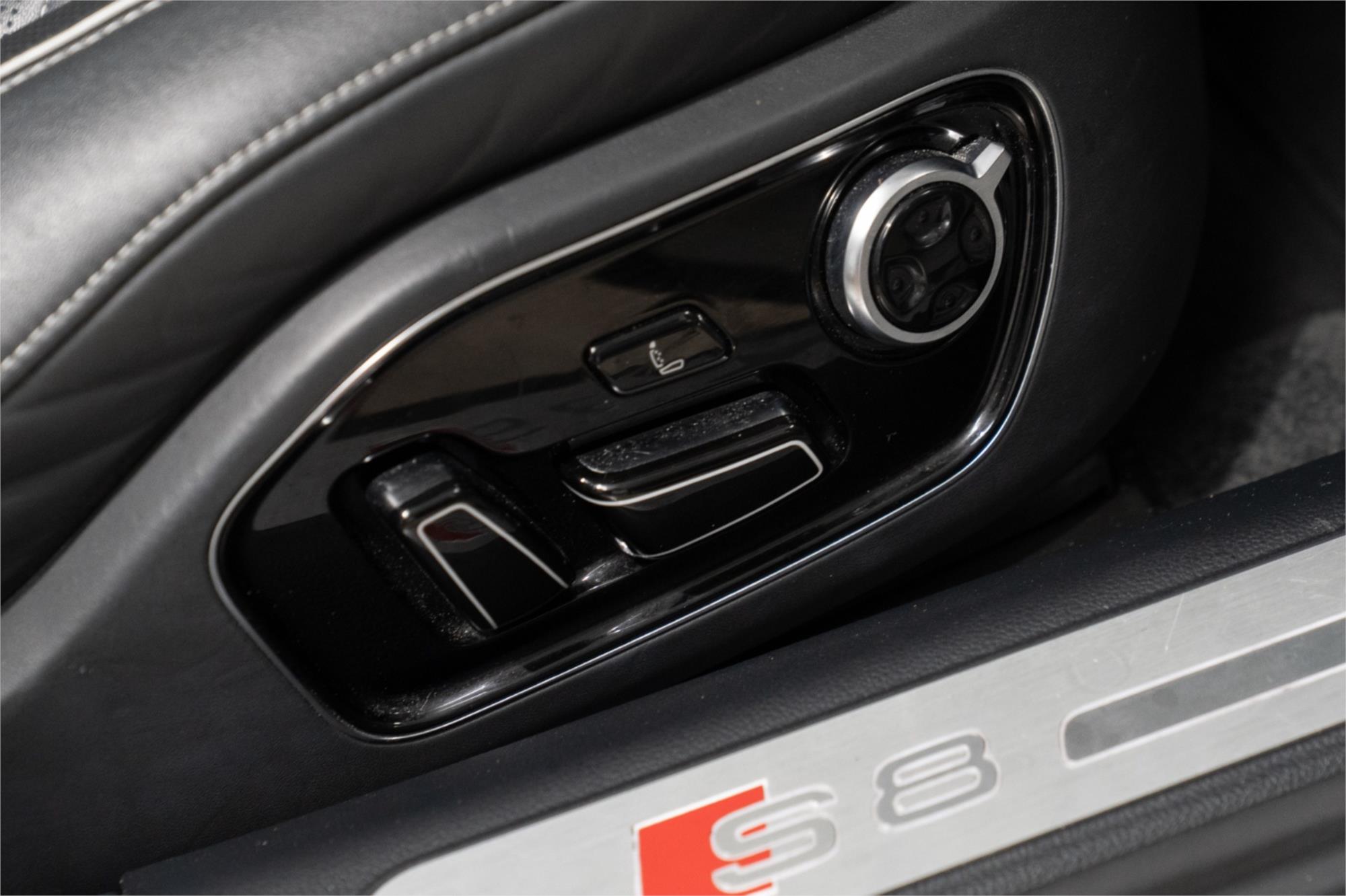 
								2014 AUDI S8 4.0 TFSI QUATTRO full									