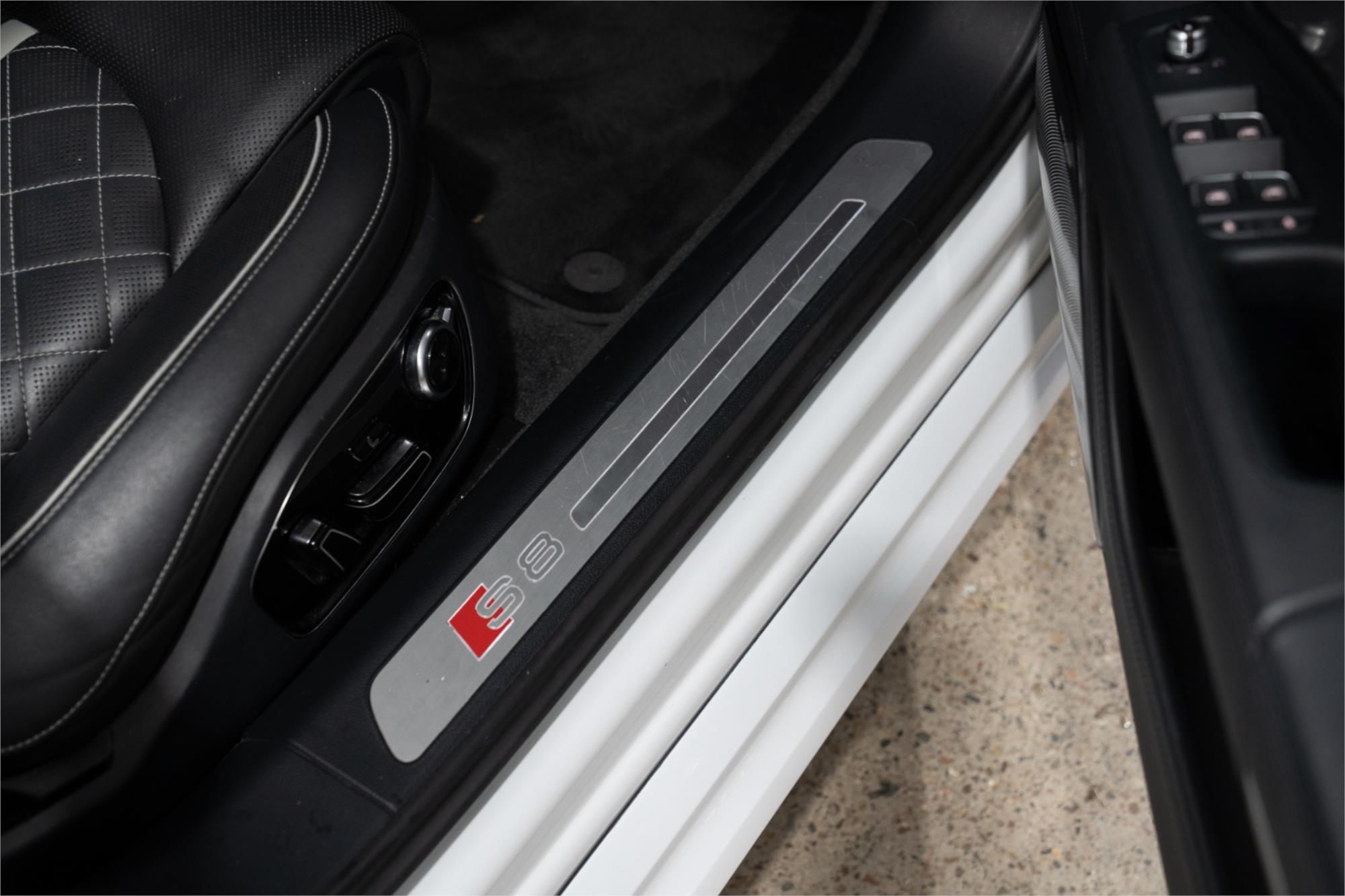 
								2014 AUDI S8 4.0 TFSI QUATTRO full									