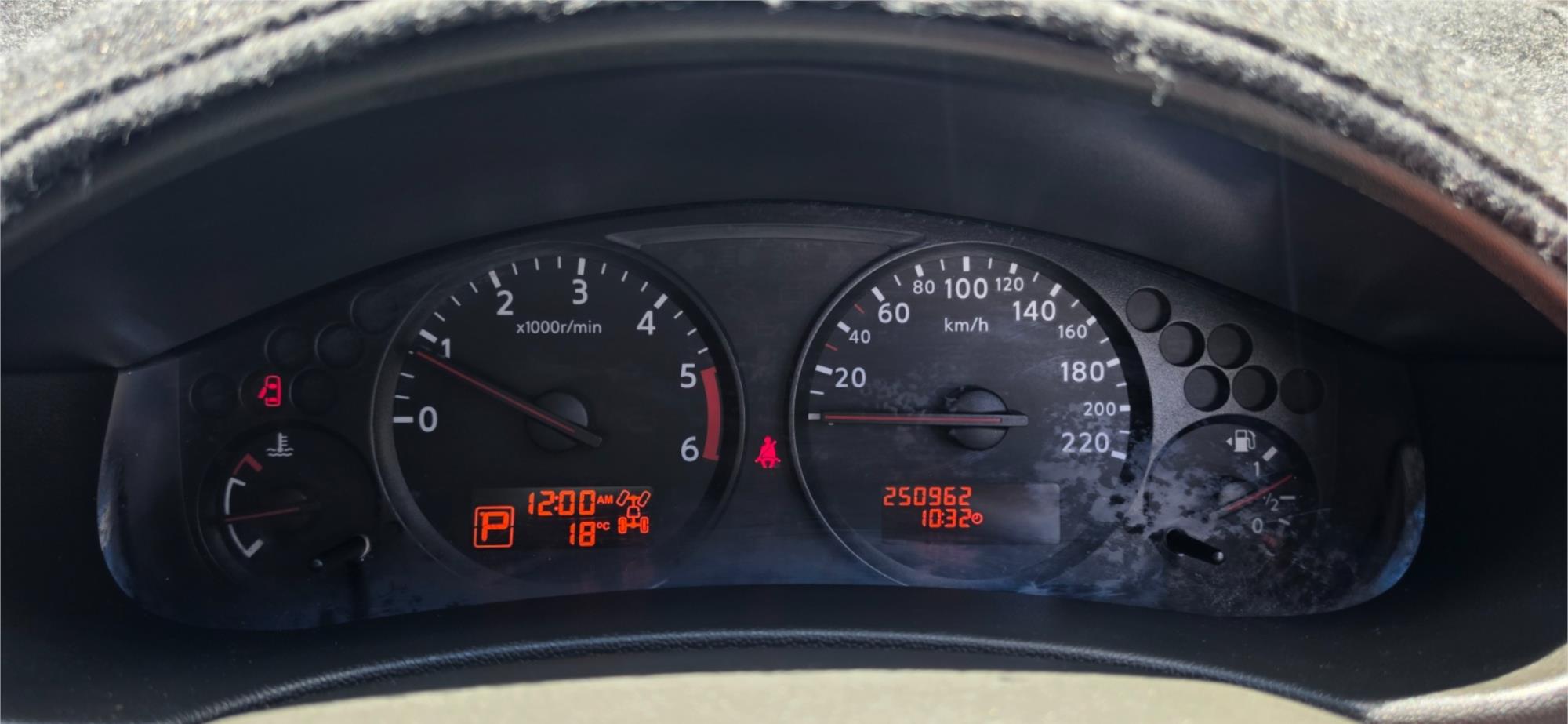 
								2012 Nissan Navara ST full									