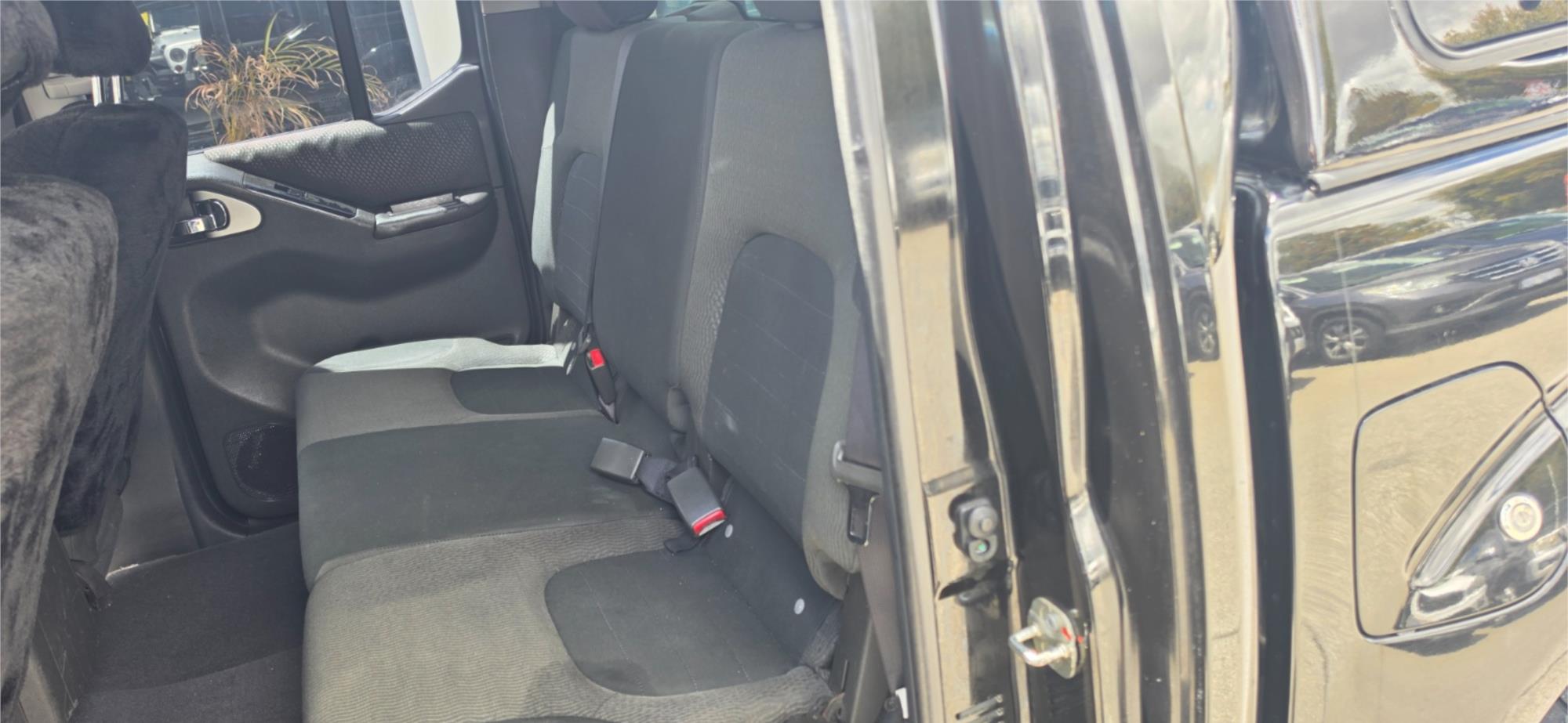 
								2012 Nissan Navara ST full									