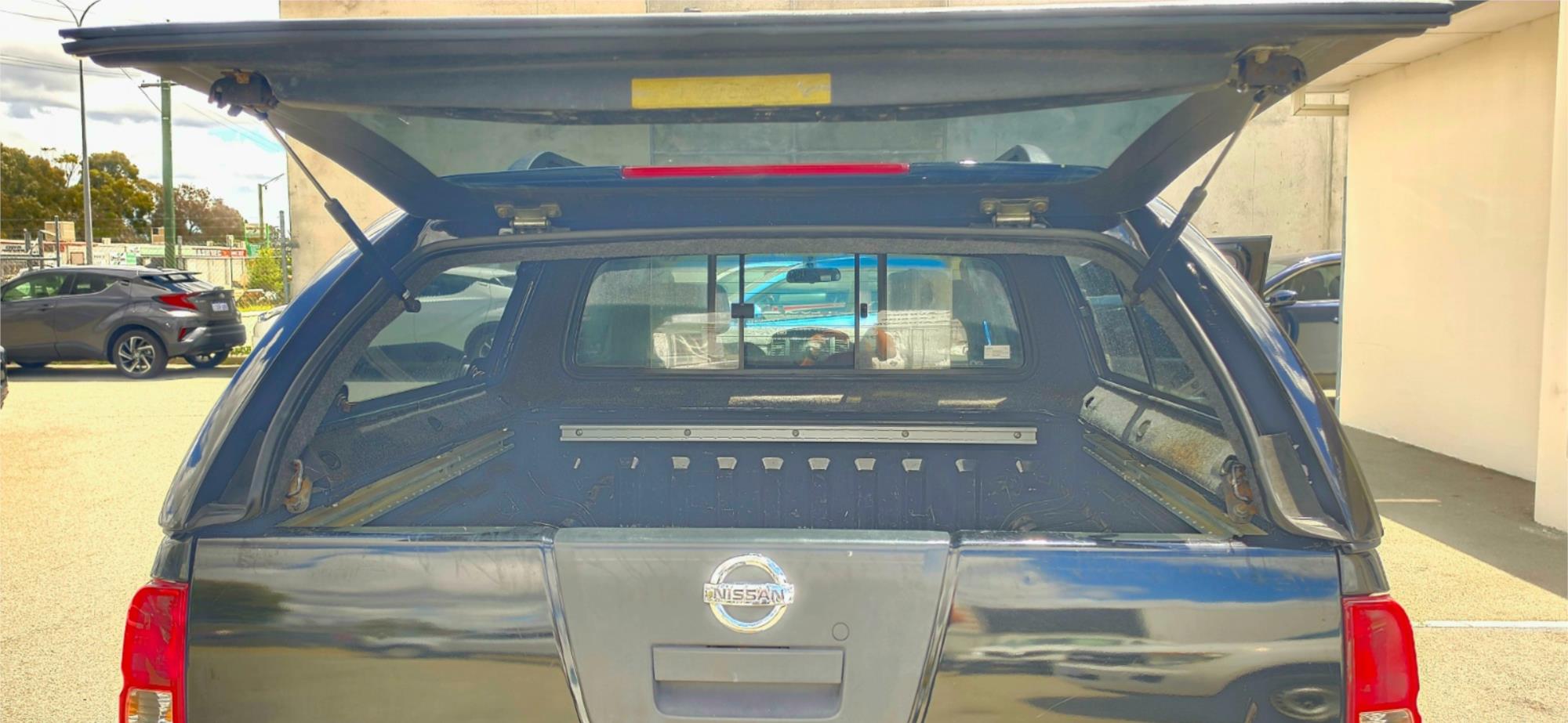 
								2012 Nissan Navara ST full									