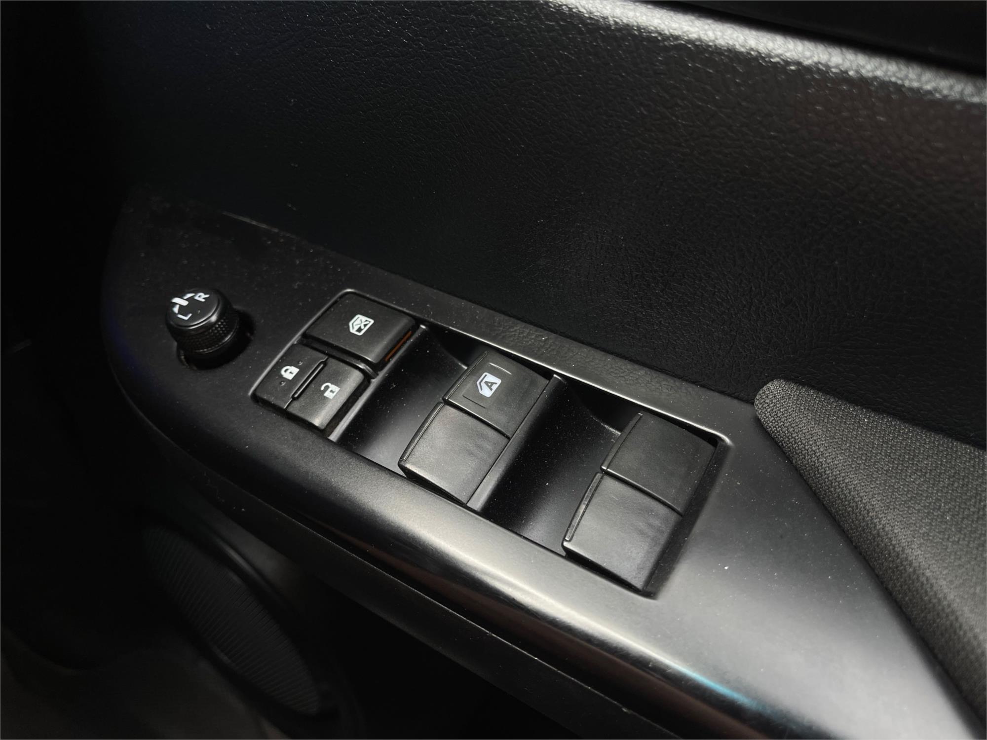 
								2019 Toyota Hilux SR full									