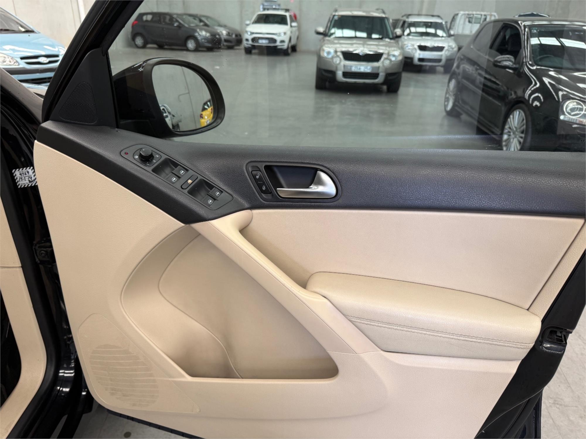 
								2010 VOLKSWAGEN TIGUAN 125 TSI full									