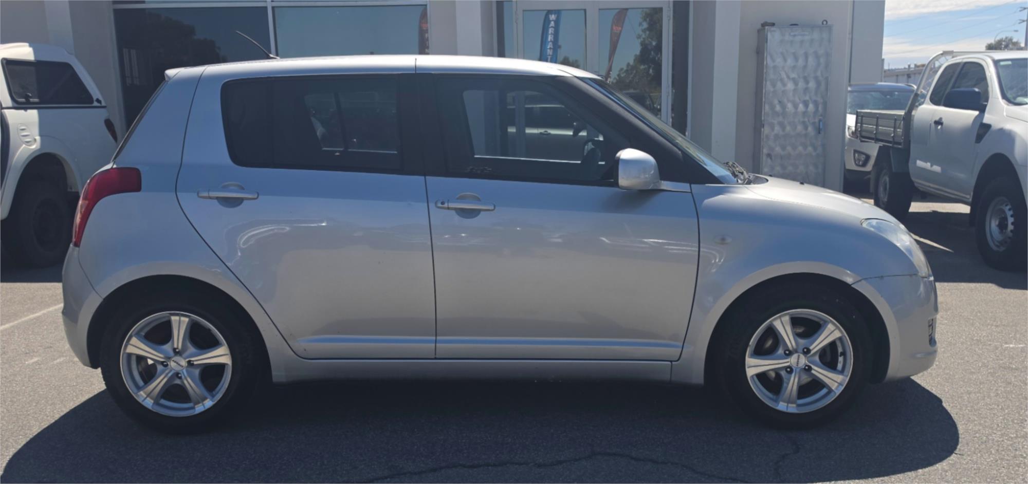 
								2010 Suzuki Swift full									