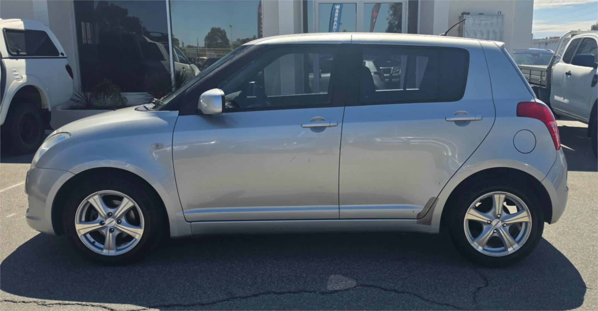 
								2010 Suzuki Swift full									