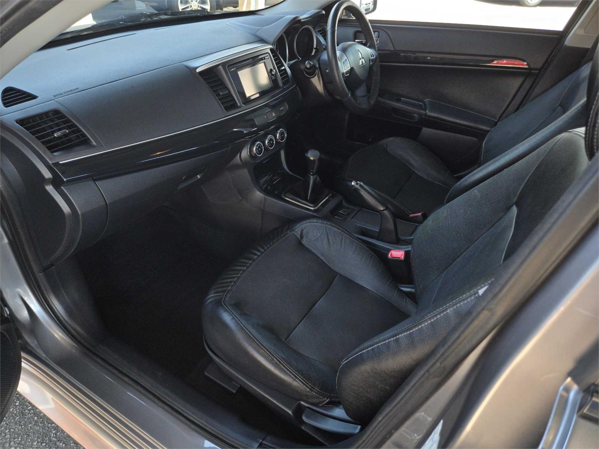 
								2012 Mitsubishi Lancer LX full									