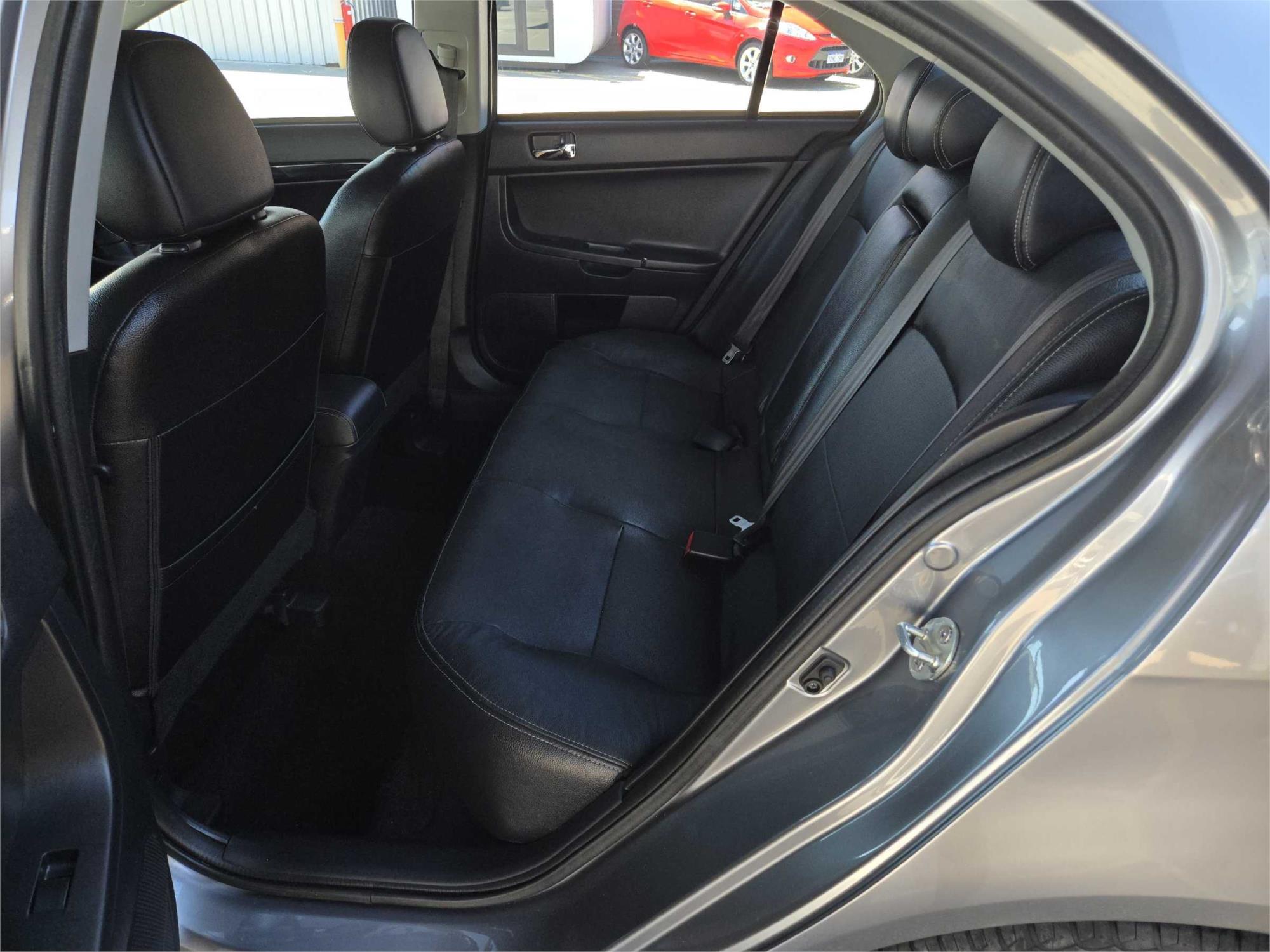 
								2012 Mitsubishi Lancer LX full									