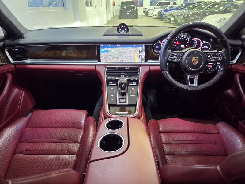 
								Porsche Panamera (2017) full									