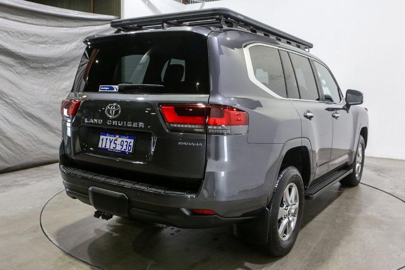 
								2025 Toyota Landcruiser Sahara FJA300R full									