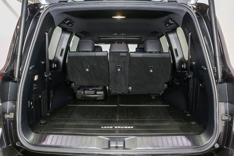 
								2025 Toyota Landcruiser Sahara FJA300R full									