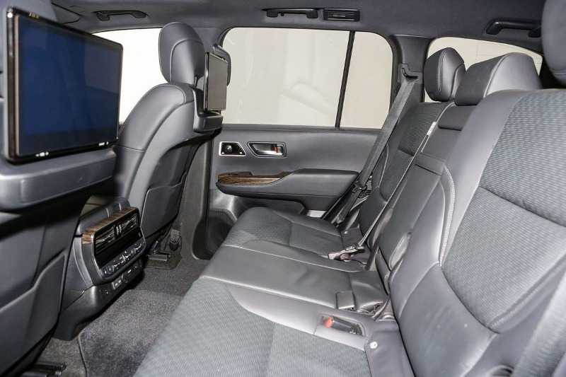 
								2025 Toyota Landcruiser Sahara FJA300R full									
