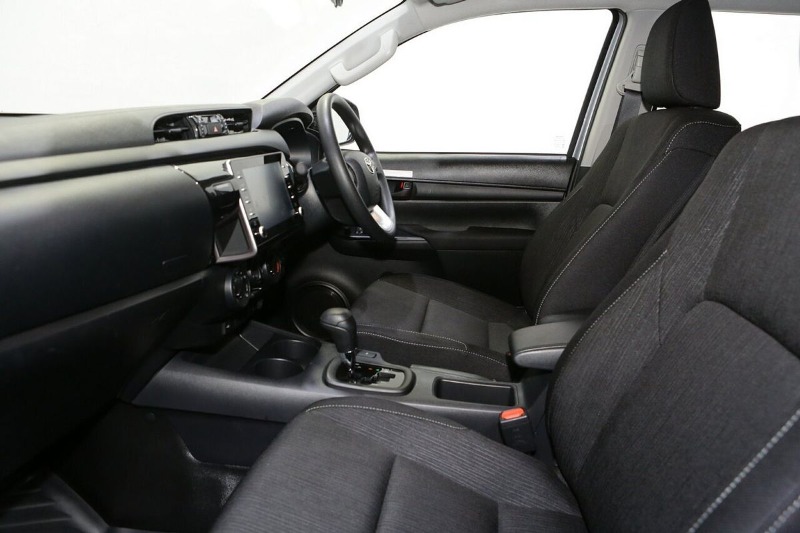
								2025 Toyota Hilux SR GUN126R 4X4 full									