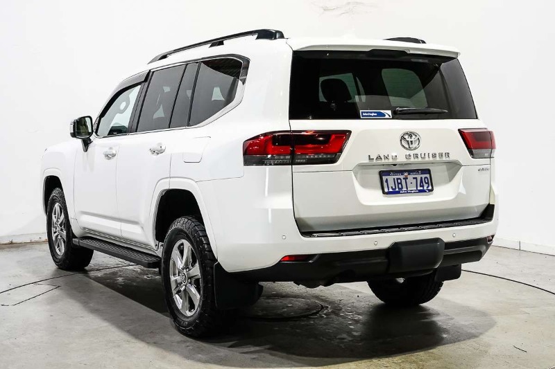 
								2022 Toyota Landcruiser Sahara FJA300R full									