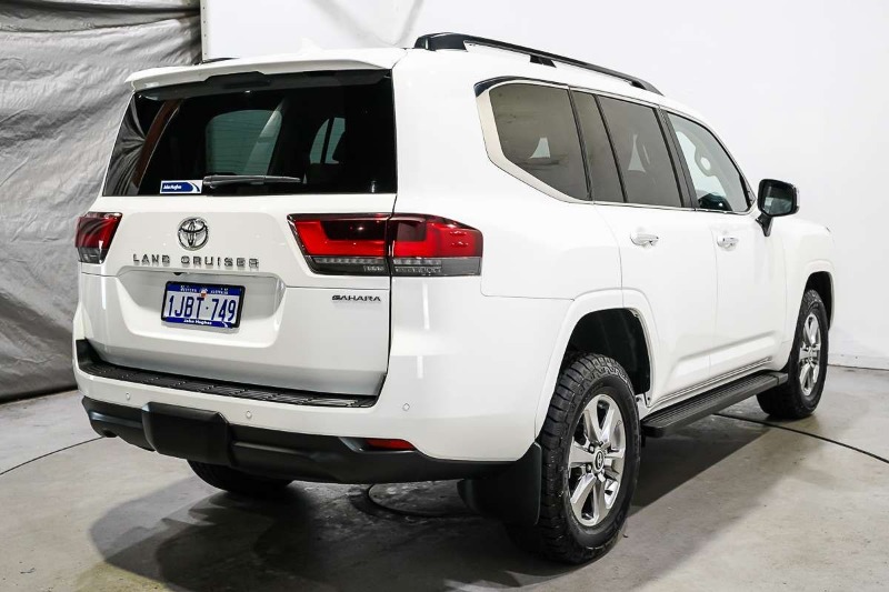 
								2022 Toyota Landcruiser Sahara FJA300R full									