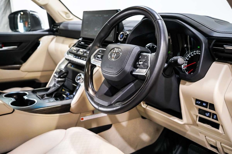 
								2022 Toyota Landcruiser Sahara FJA300R full									