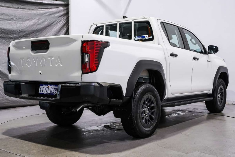 
								2026 Toyota Hilux SR 48V GUN227R 4X4 full									