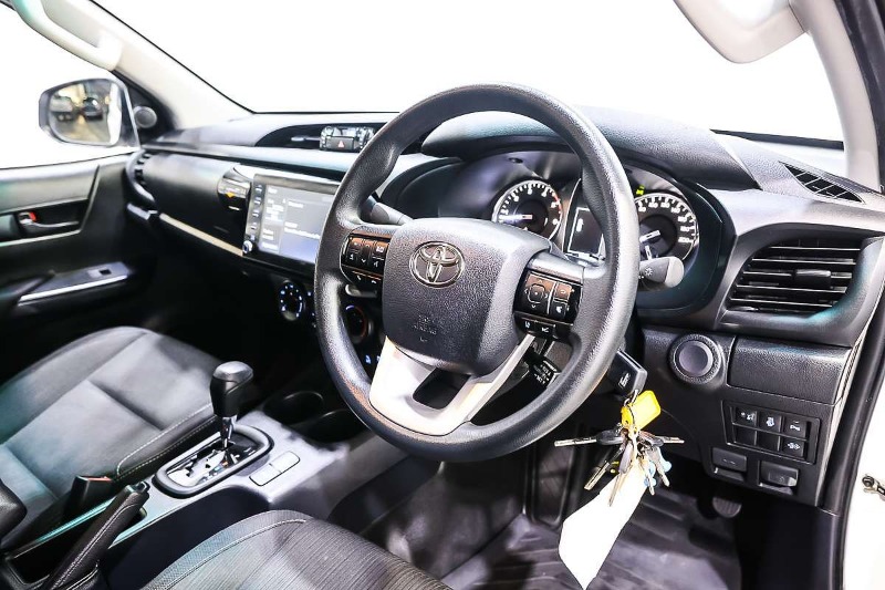 
								2025 Toyota Hilux SR GUN126R 4X4 full									