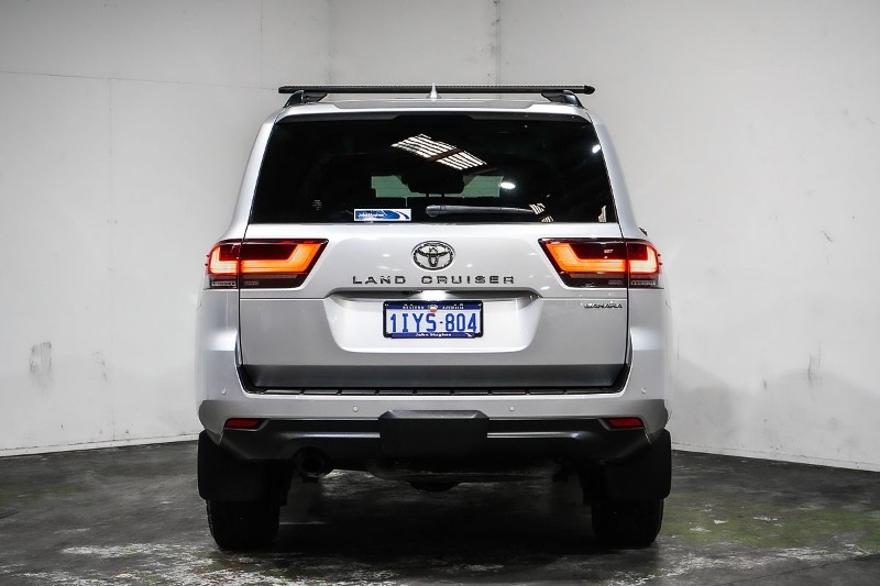
								2024 Toyota Landcruiser Sahara FJA300R full									