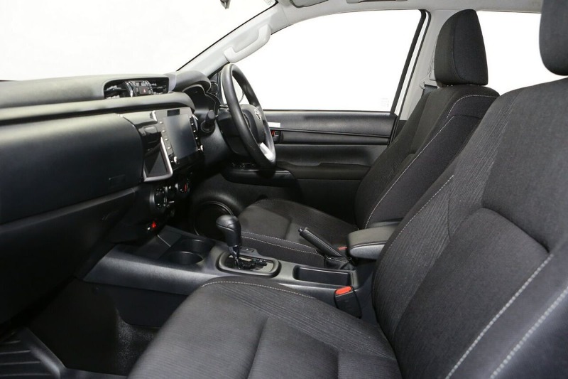 
								2025 Toyota Hilux SR GUN126R 4X4 full									