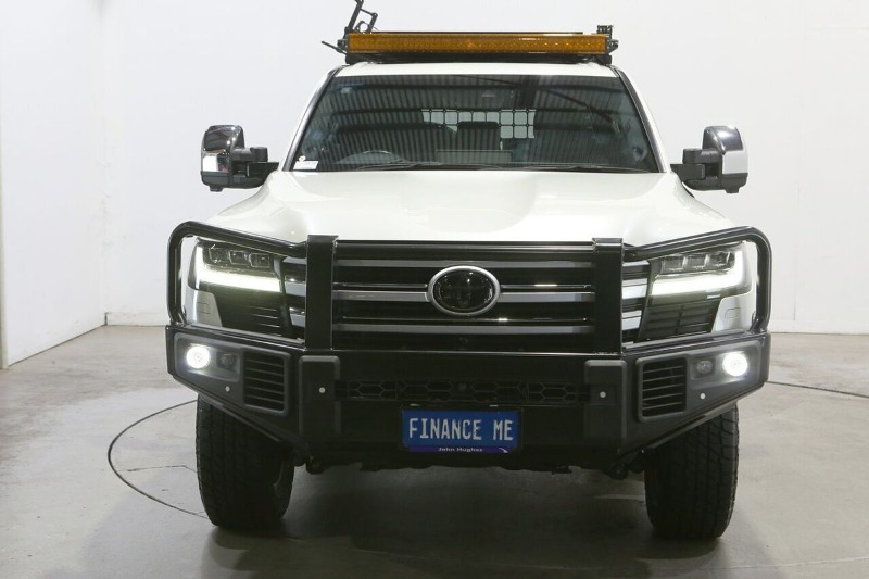 
								2022 Toyota Landcruiser Sahara FJA300R full									