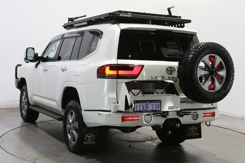 
								2022 Toyota Landcruiser Sahara FJA300R full									